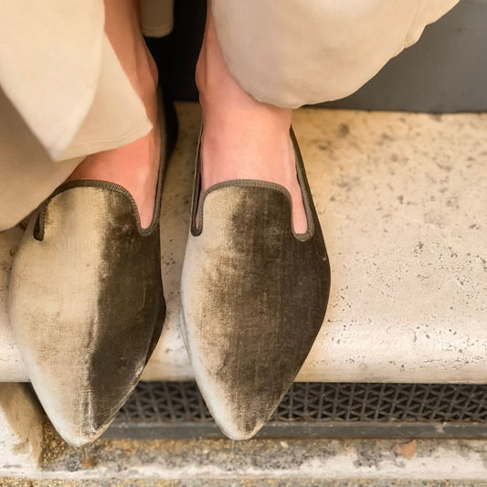 Lea pearl velvet slipper in taupe