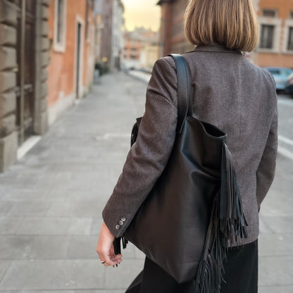 Amy mousse black - leather shoulder bag with black fringes