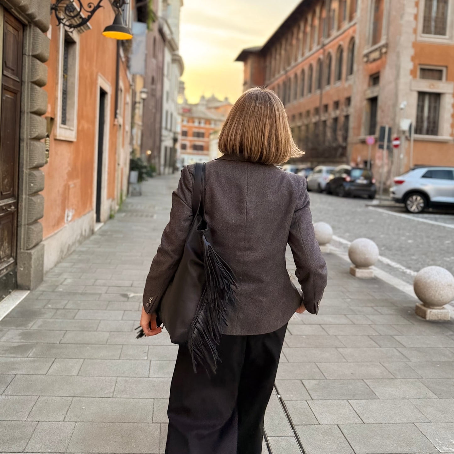 Amy mousse black - leather shoulder bag with black fringes