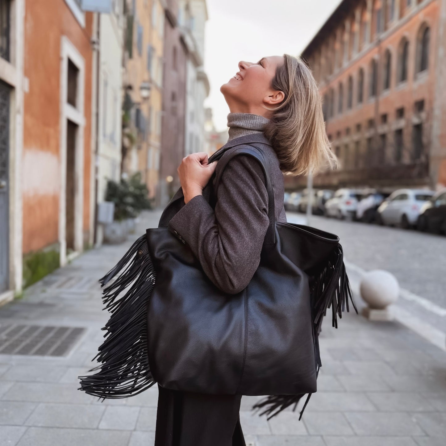 Amy mousse black - leather shoulder bag with black fringes