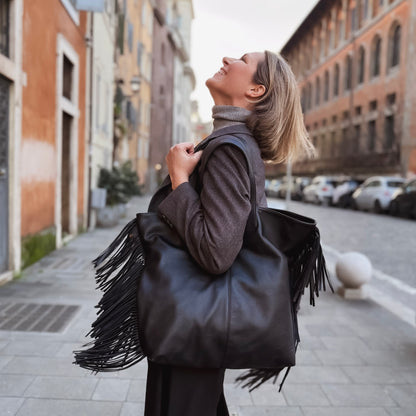 Amy mousse black - leather shoulder bag with black fringes