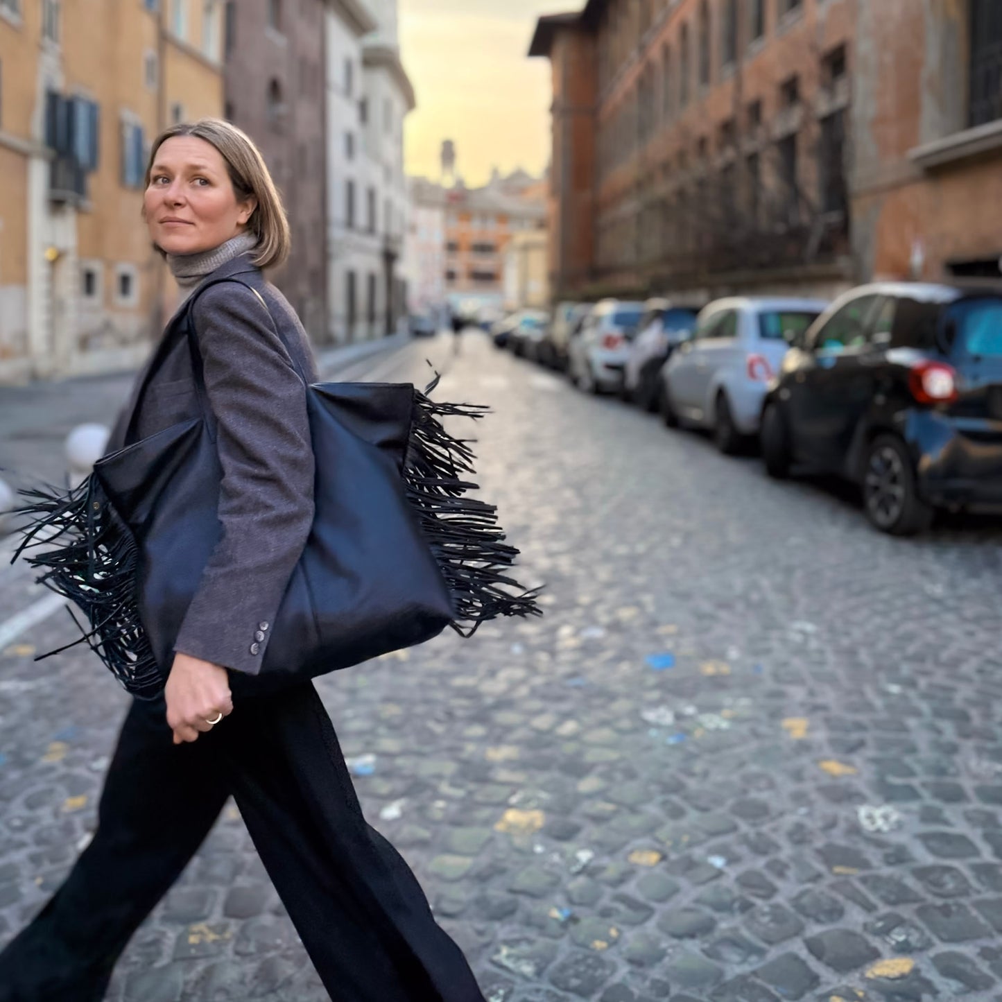 Amy mousse black - leather shoulder bag with black fringes