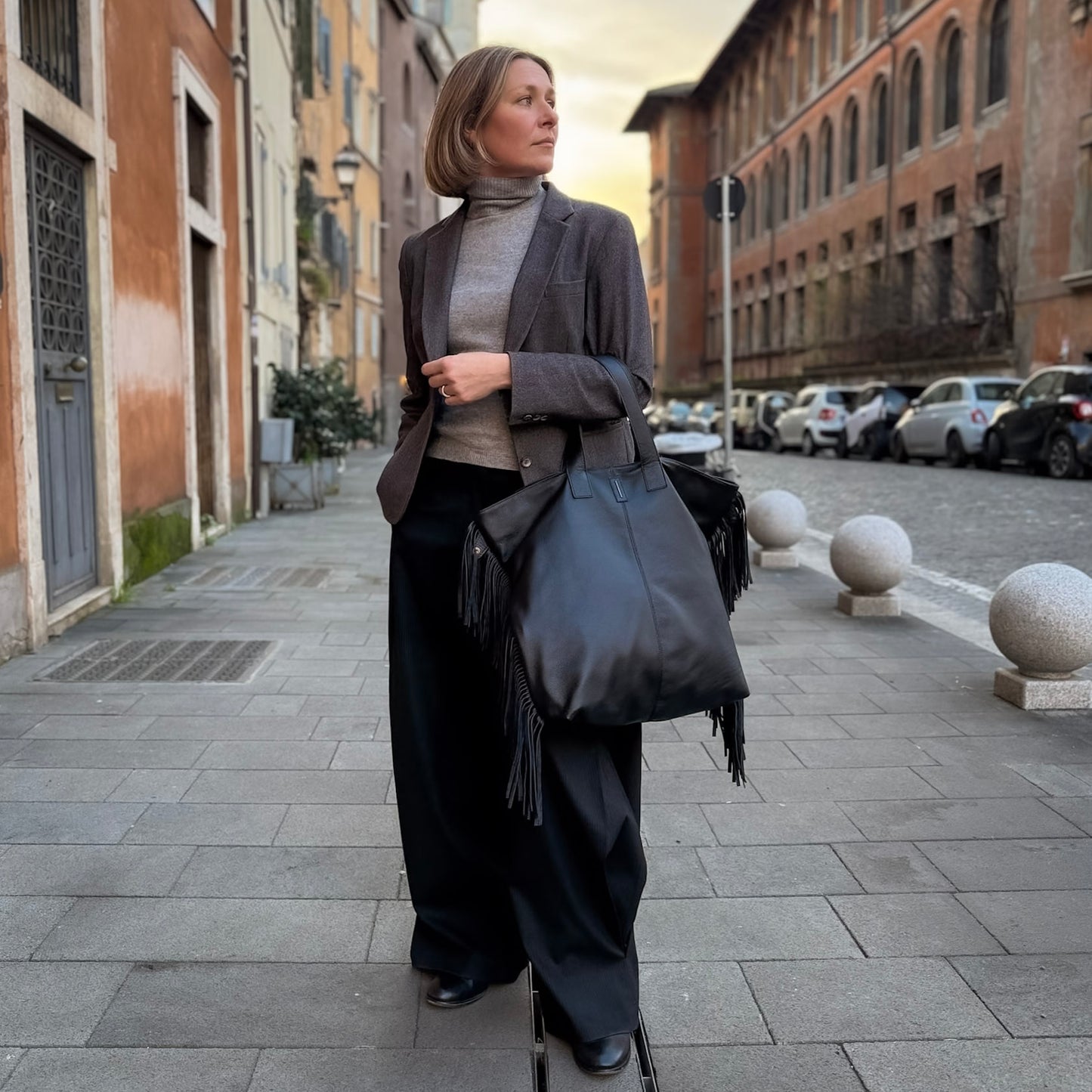 Amy mousse black - leather shoulder bag with black fringes