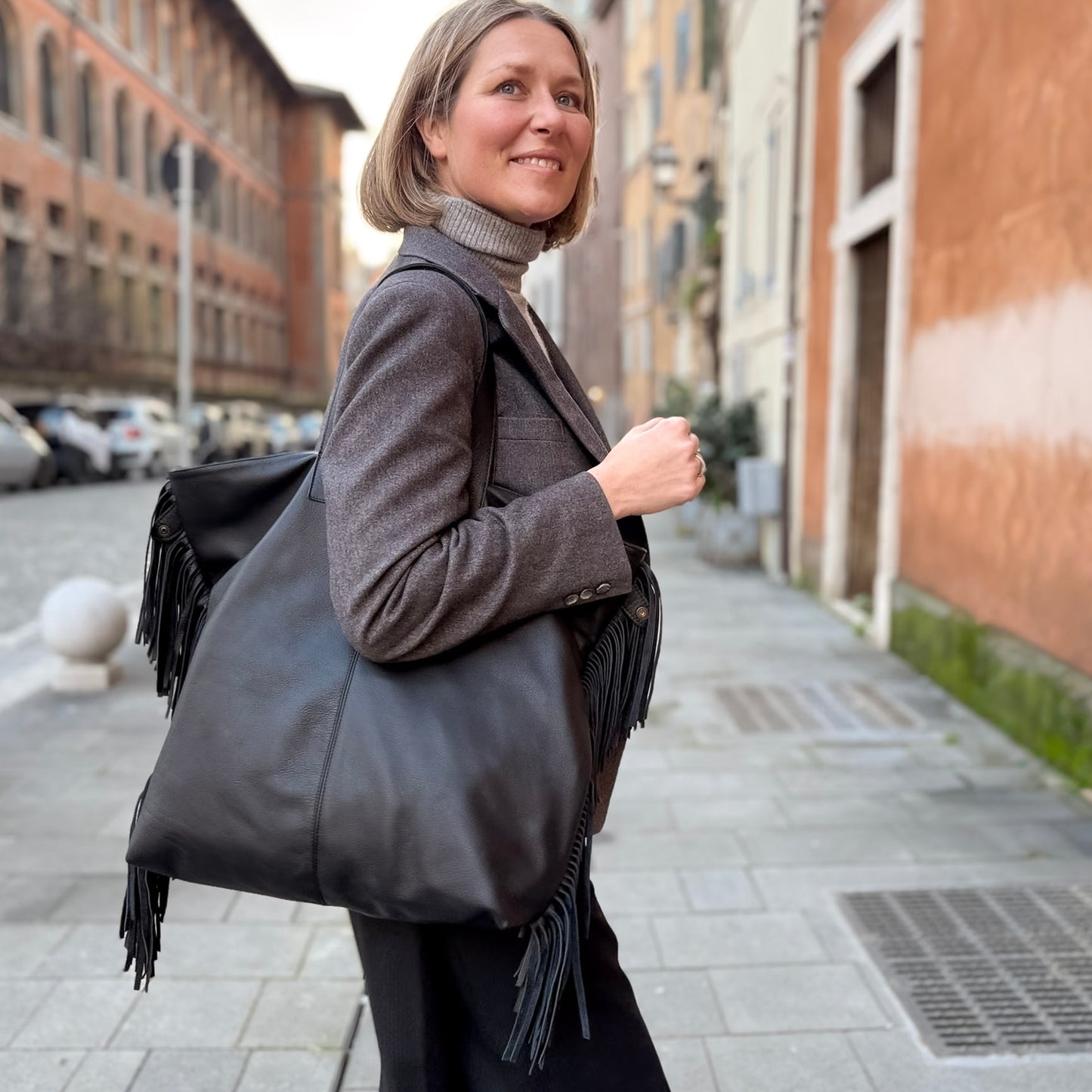 Amy mousse black - leather shoulder bag with black fringes