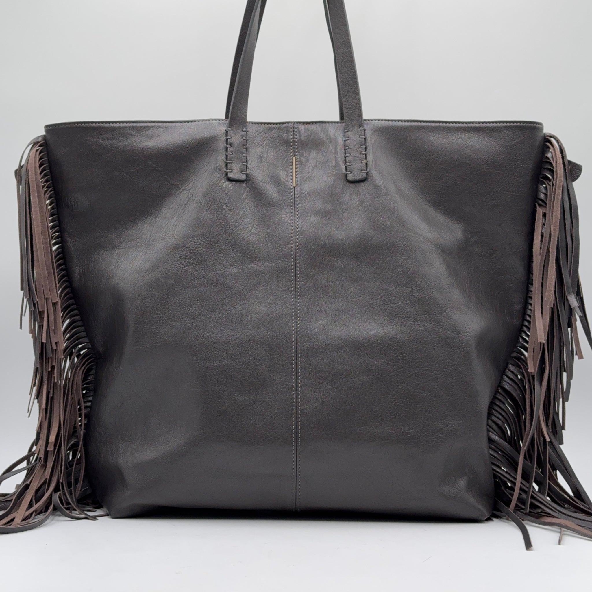 Amy mousse black - leather shoulder bag with black fringes