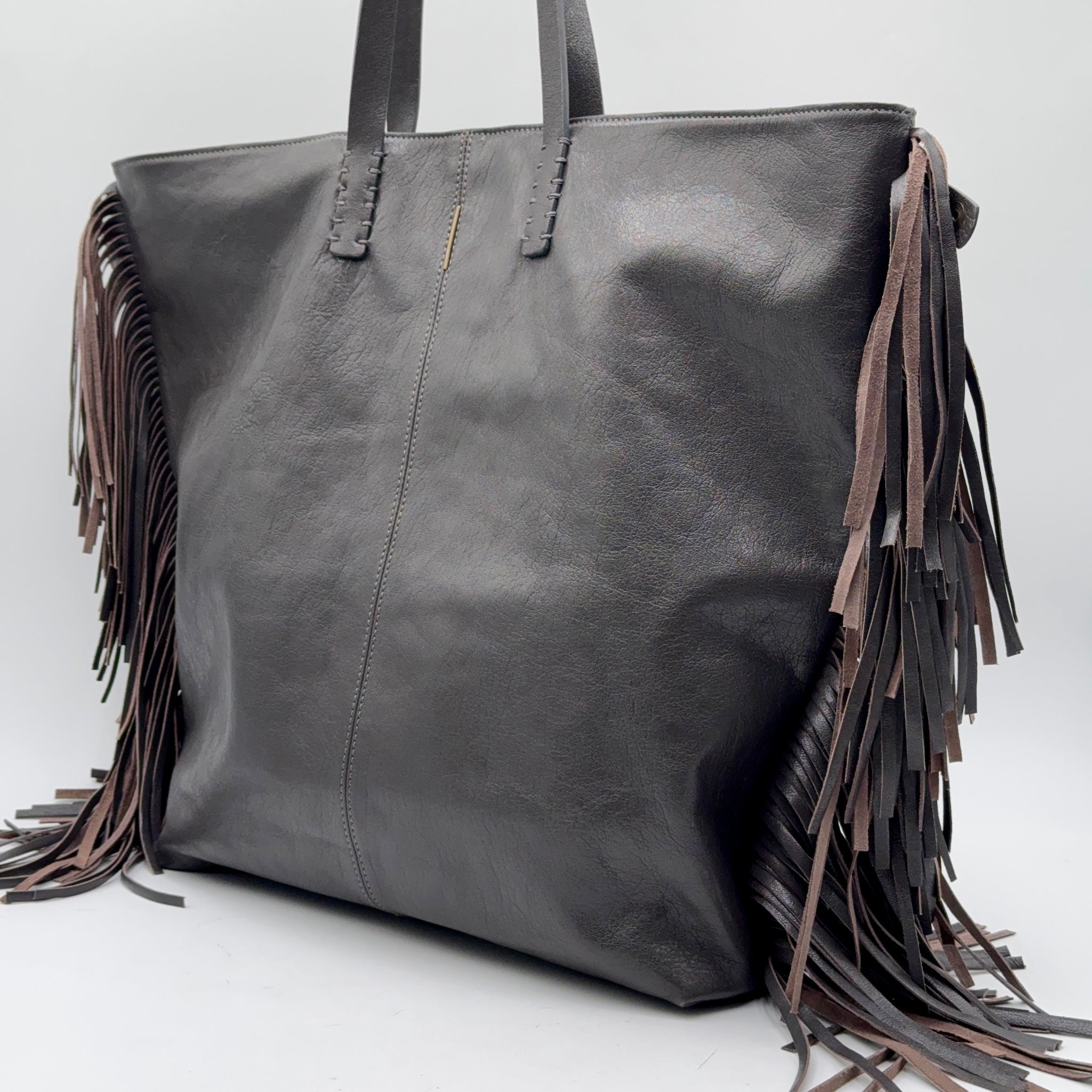 Amy mousse black - leather shoulder bag with black fringes