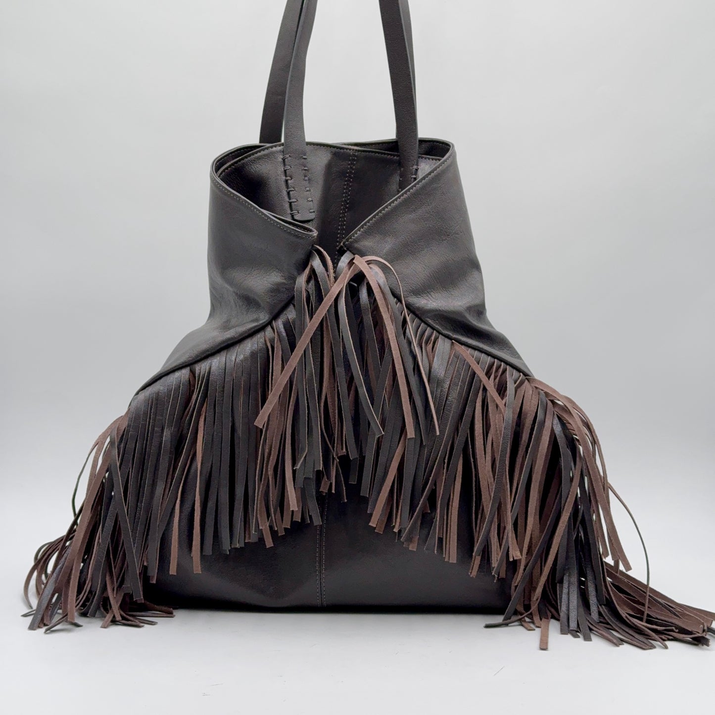 Amy mousse black - leather shoulder bag with black fringes