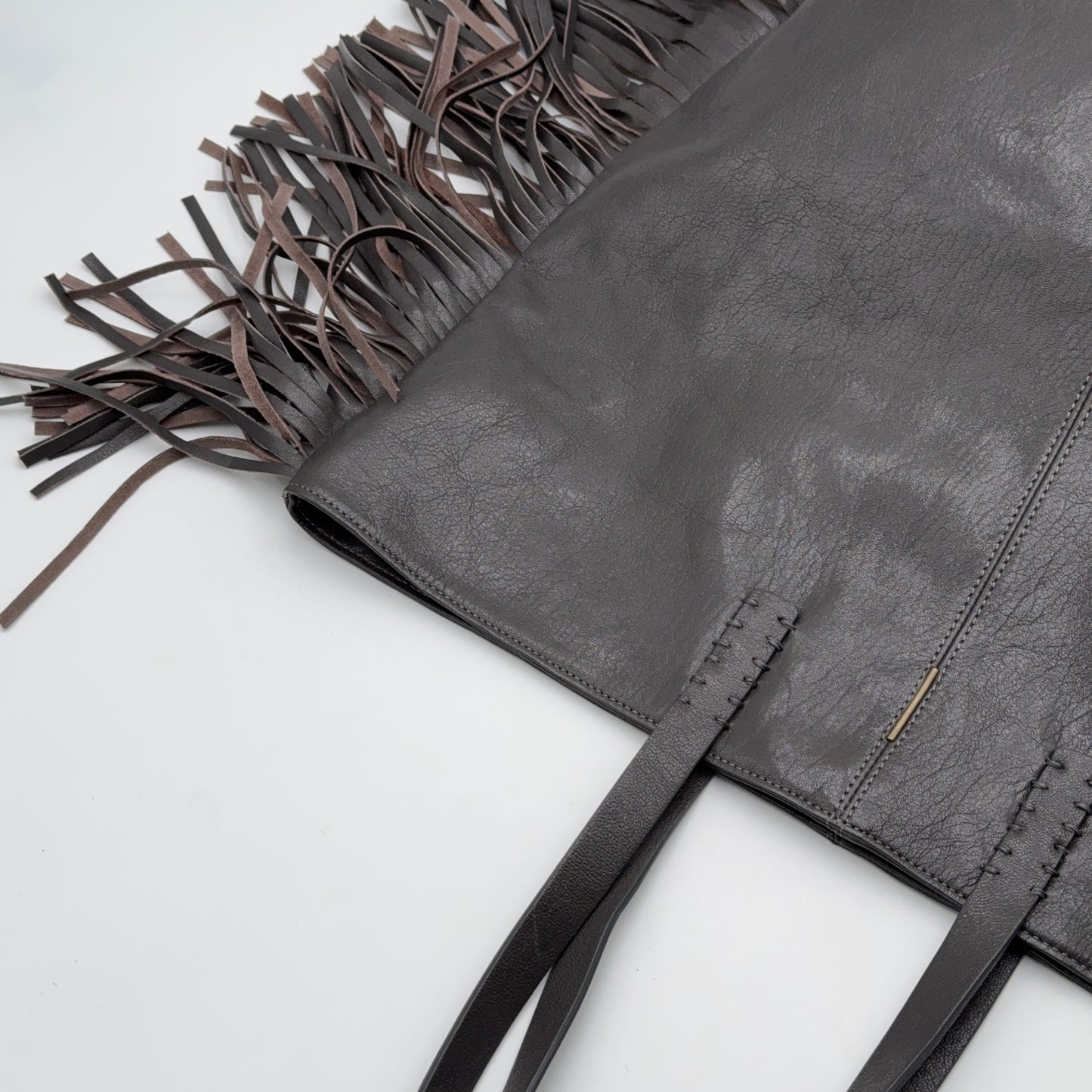 Amy mousse black - leather shoulder bag with black fringes