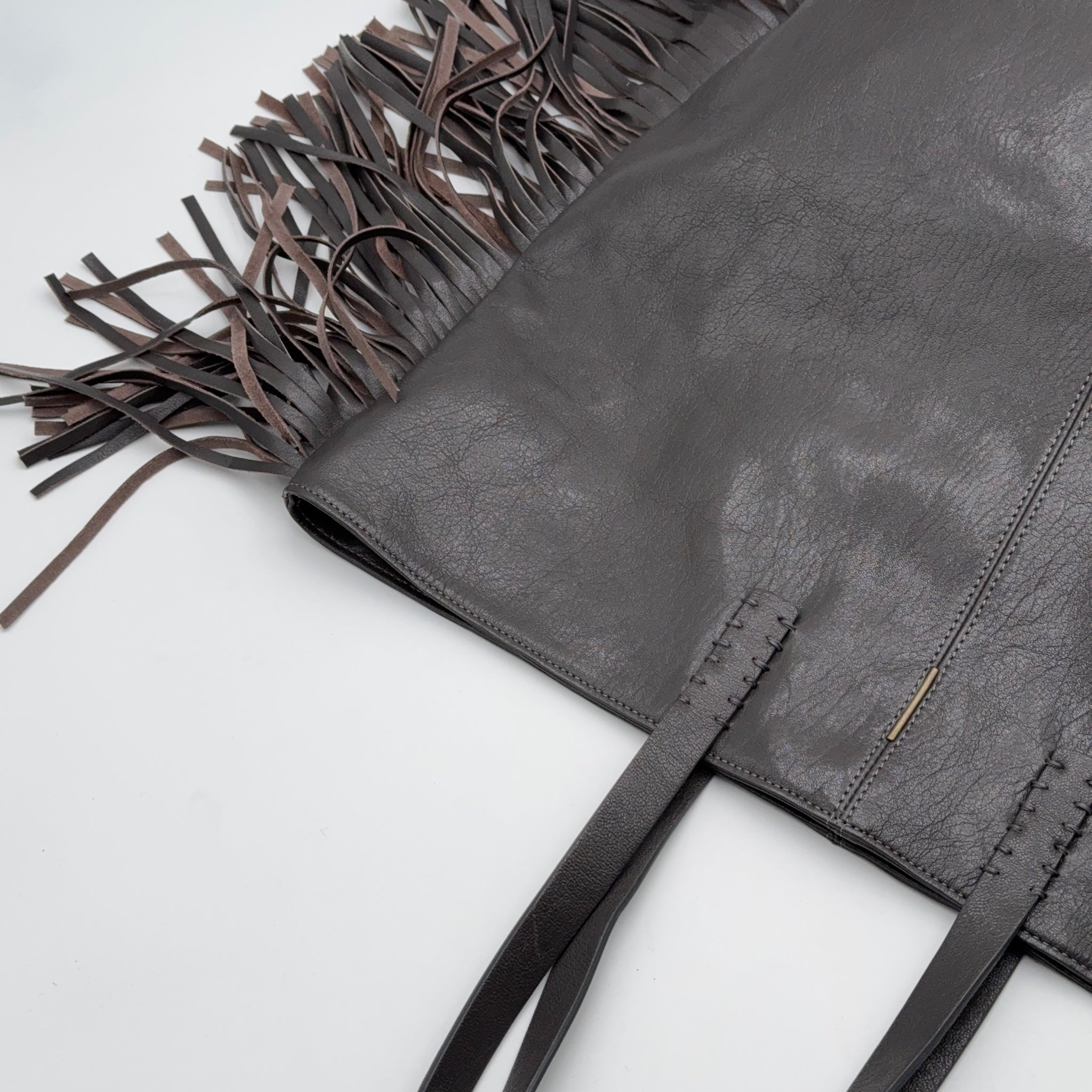 Amy mousse black - leather shoulder bag with black fringes