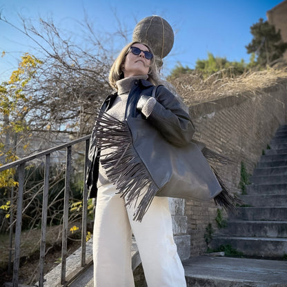 Amy mousse black - leather shoulder bag with black fringes