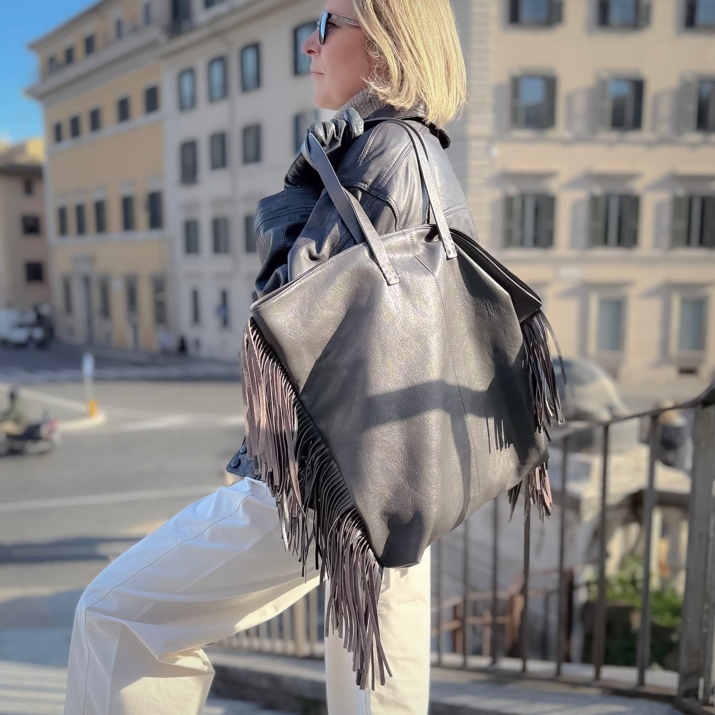 Amy mousse black - leather shoulder bag with black fringes