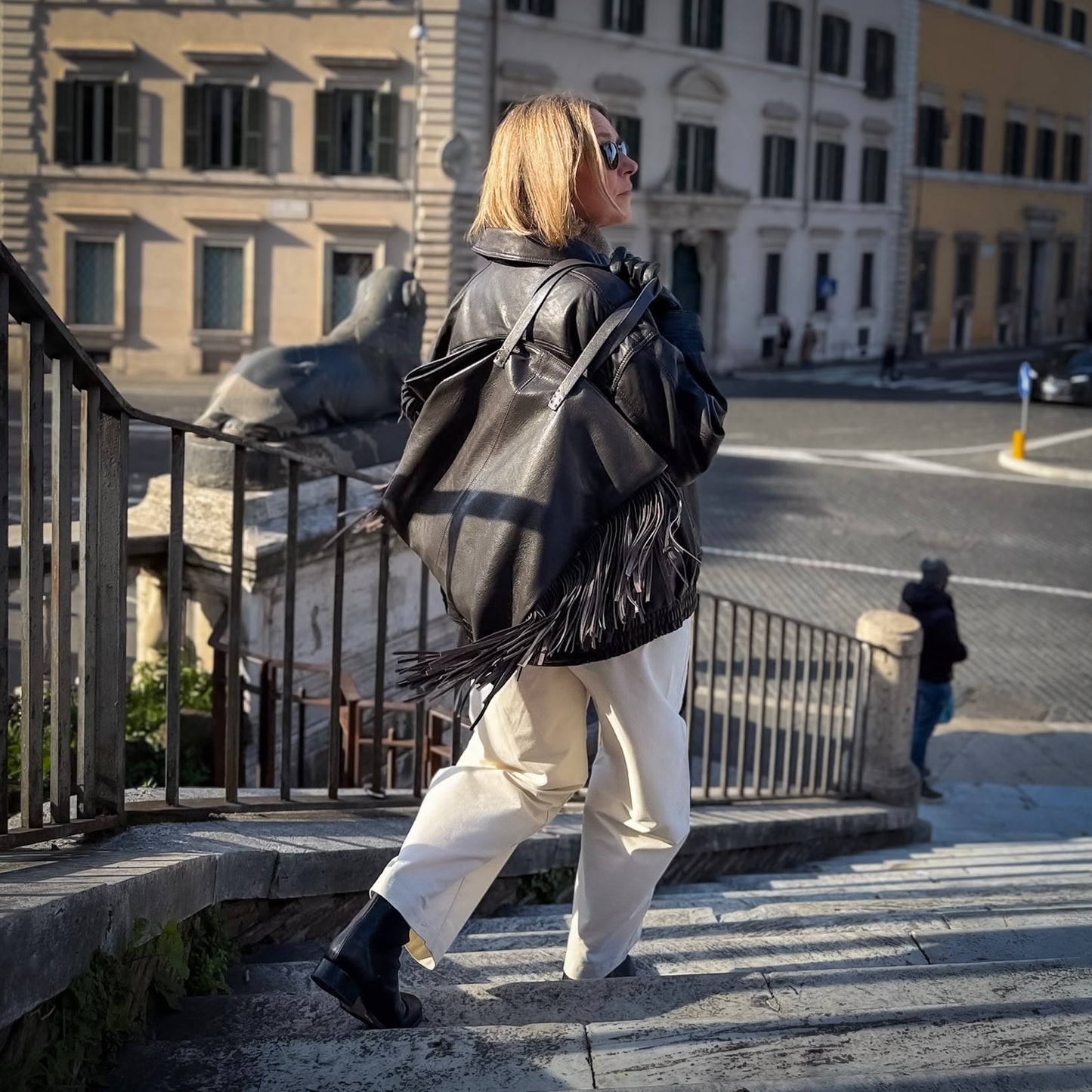 Amy mousse black - leather shoulder bag with black fringes