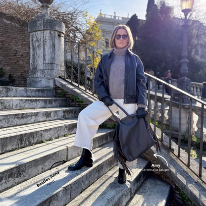 Amy mousse black - leather shoulder bag with black fringes