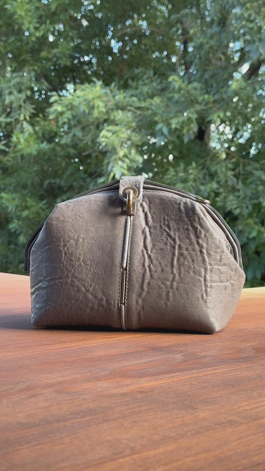 Carica video: Pouf Medium elephant grigio
