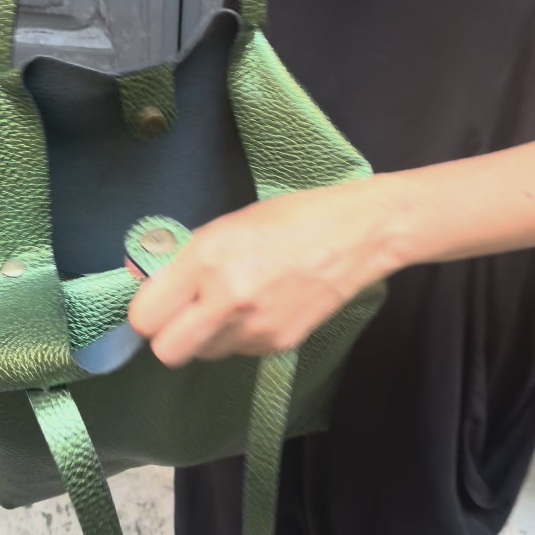 Load video: Alice bag metaltaurus verde
