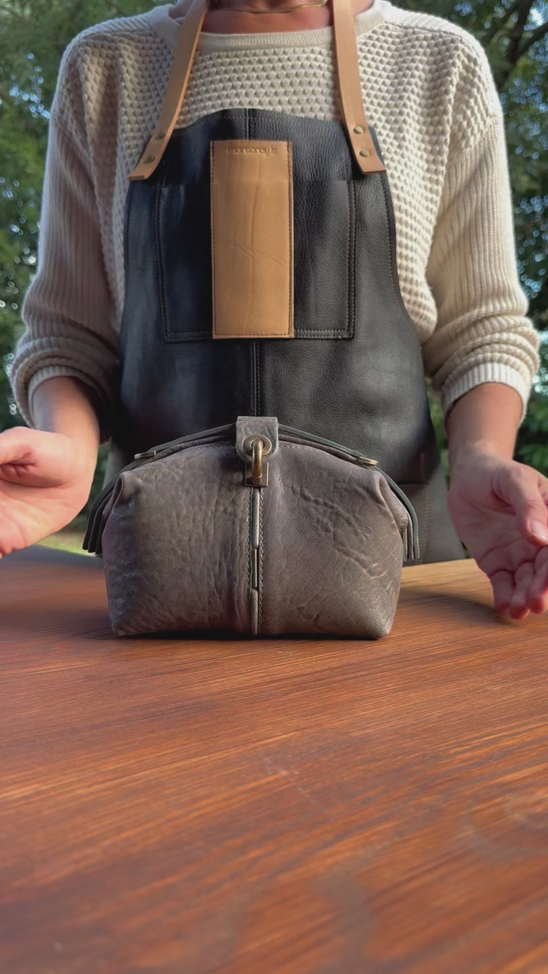Carica video: Pouf Small elephant grigio