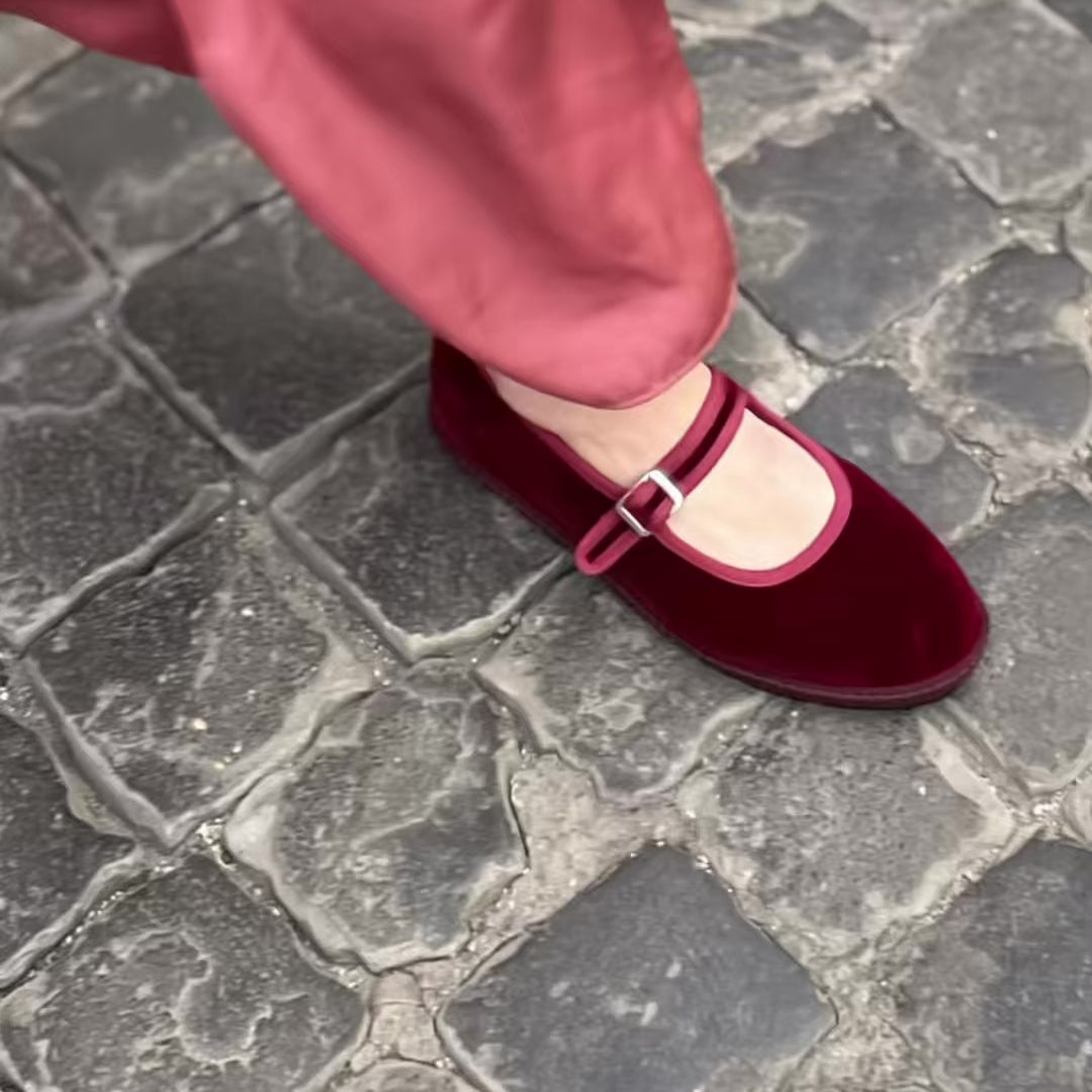 Load video: Bebe mary jane velluto bordeaux