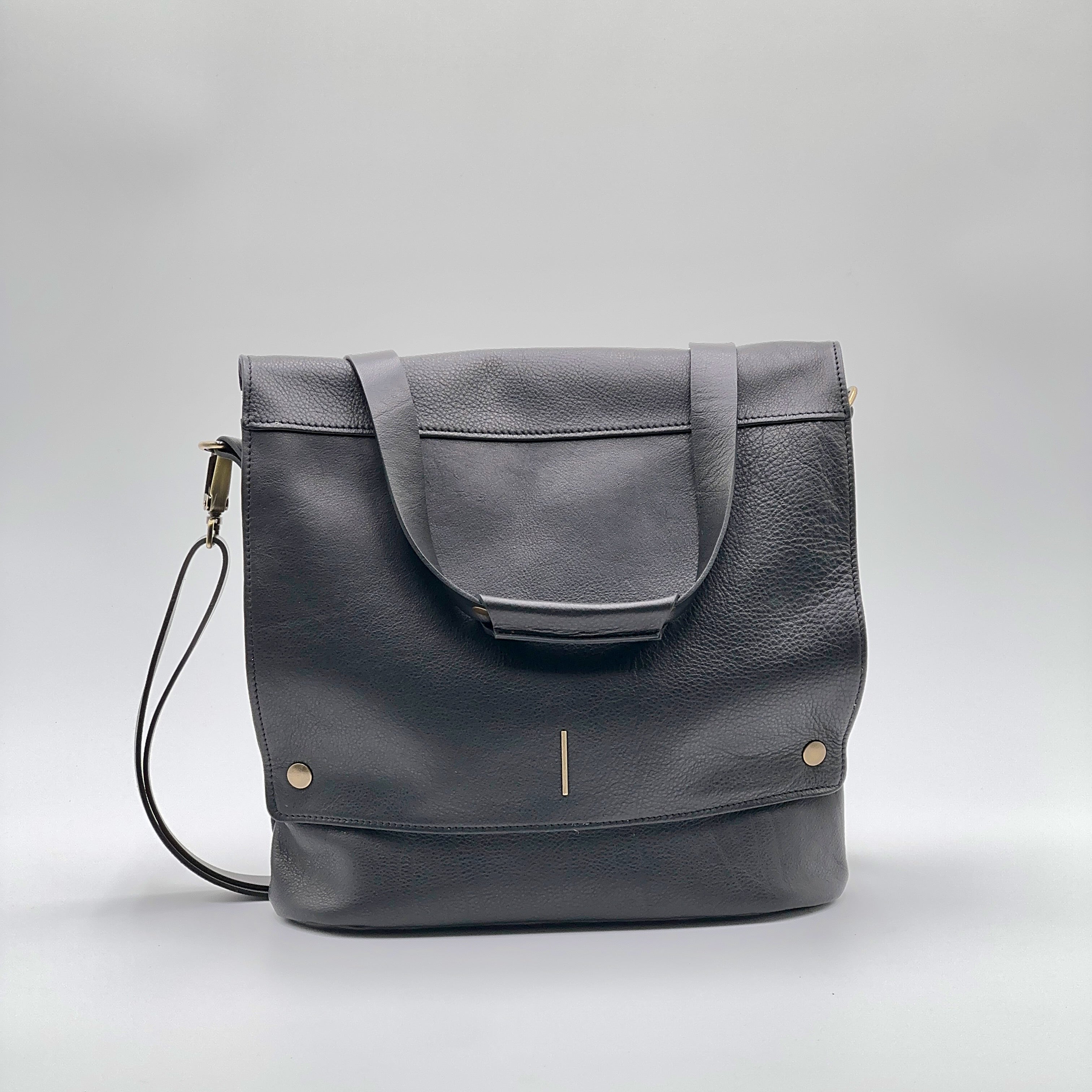 Tara mousse black - black leather shoulder bag