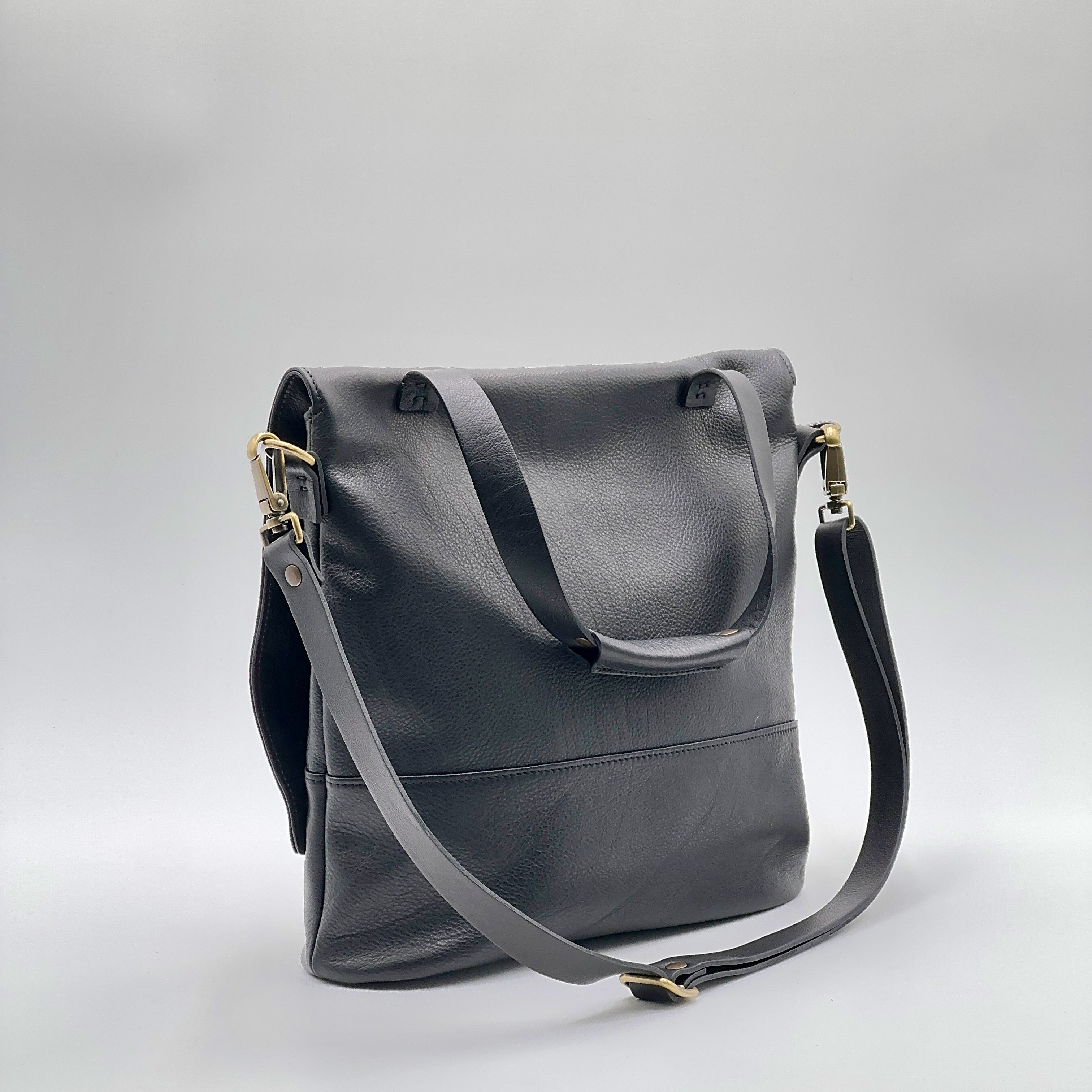 Tara mousse black - black leather shoulder bag