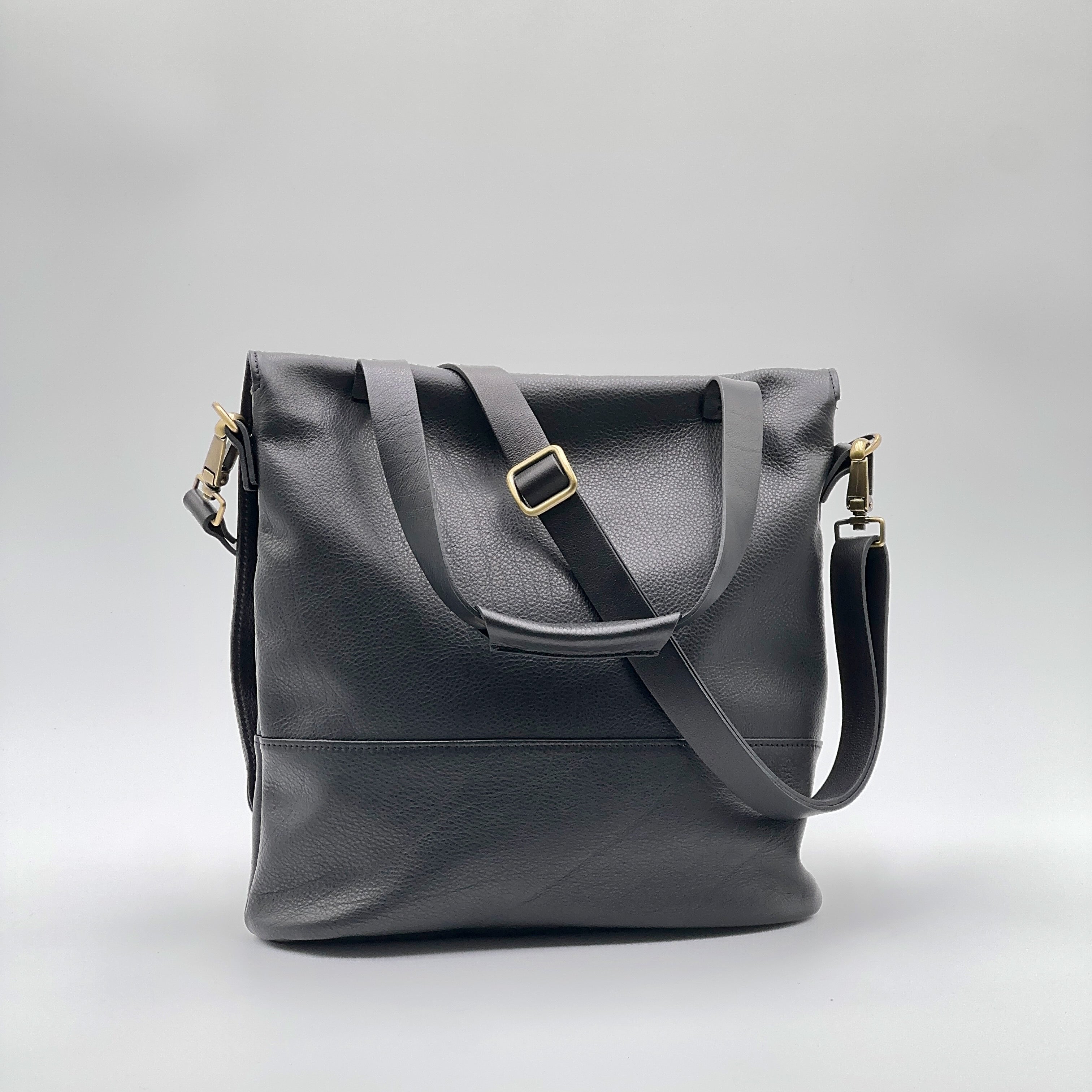 Tara mousse black - black leather shoulder bag