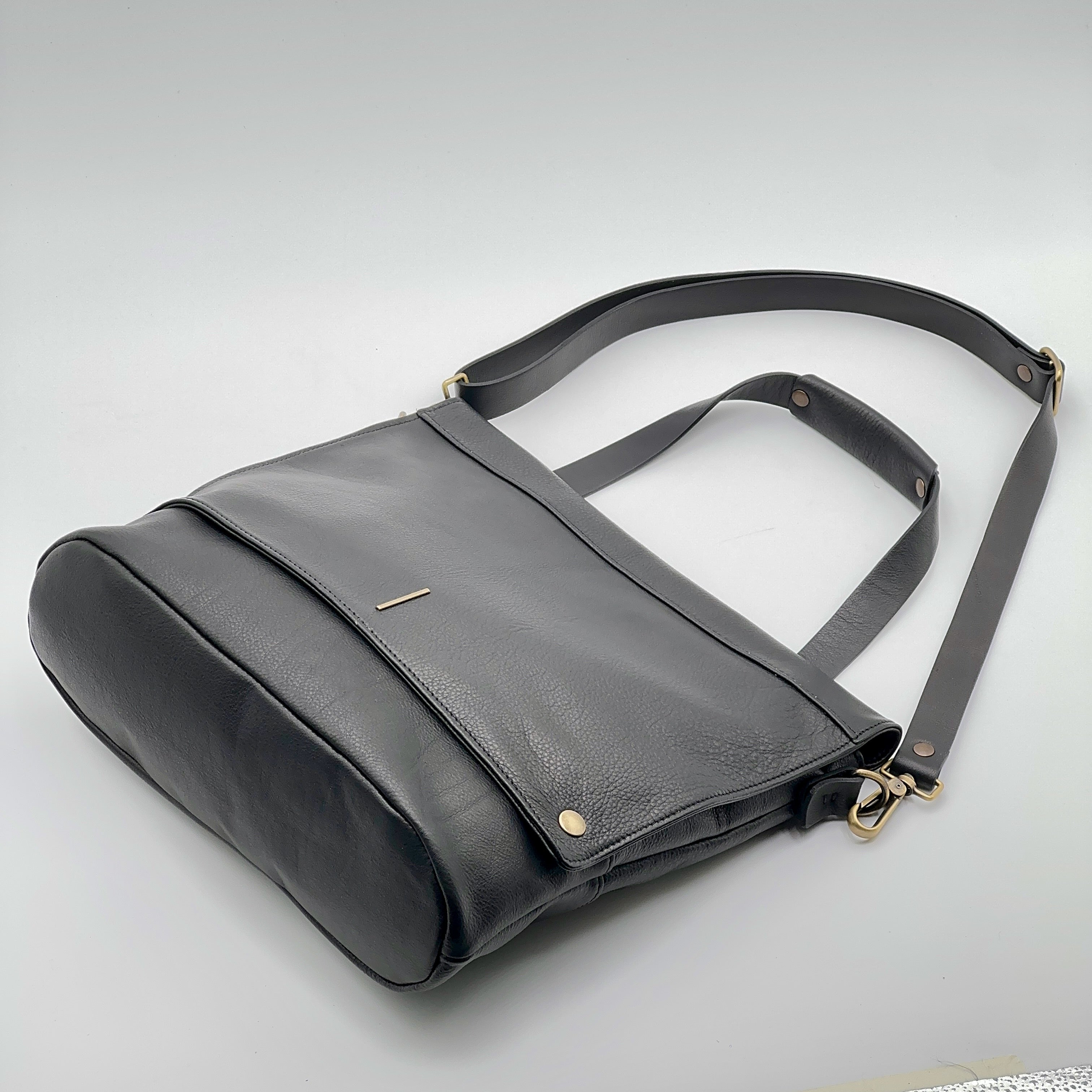 Tara mousse black - black leather shoulder bag
