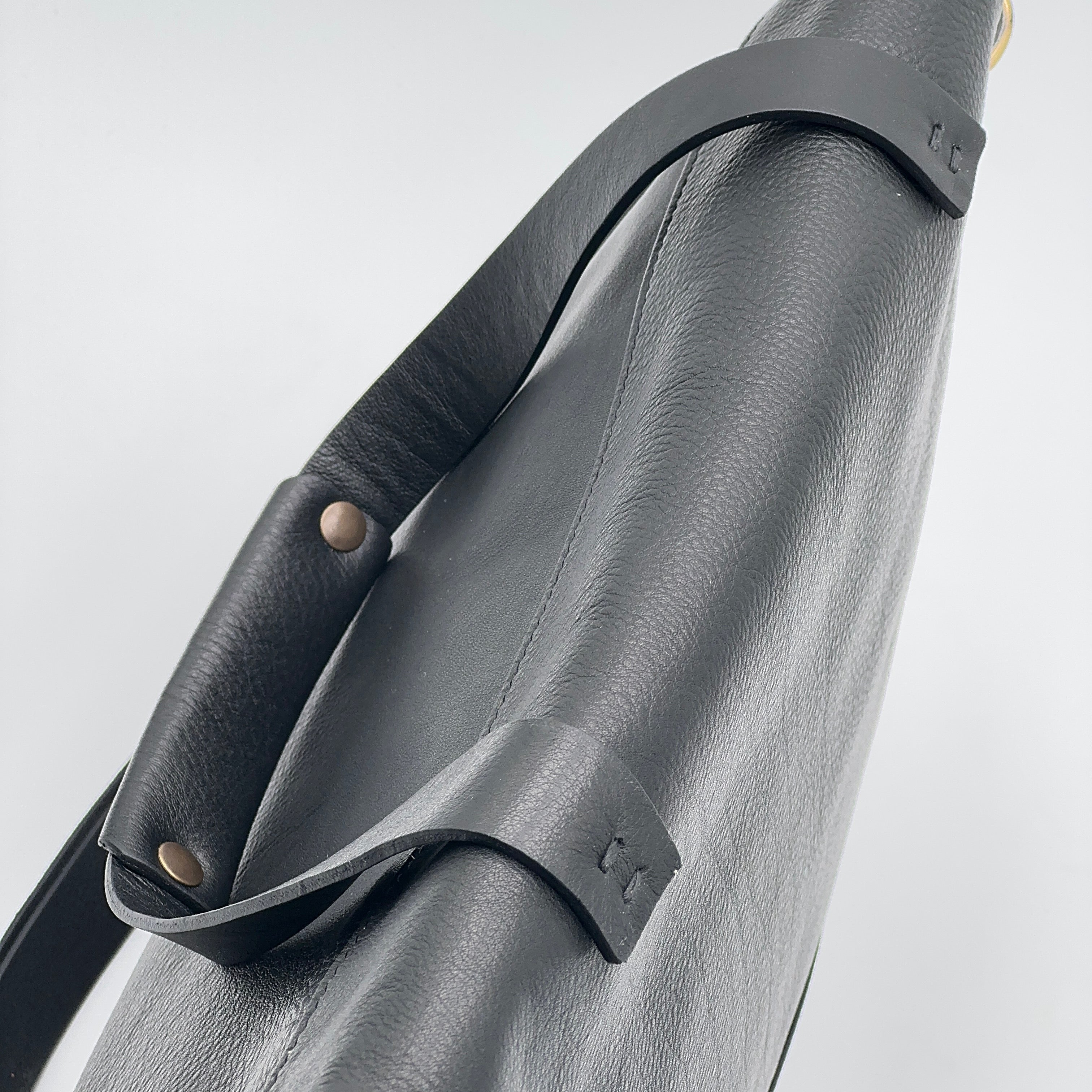 Tara mousse black - black leather shoulder bag