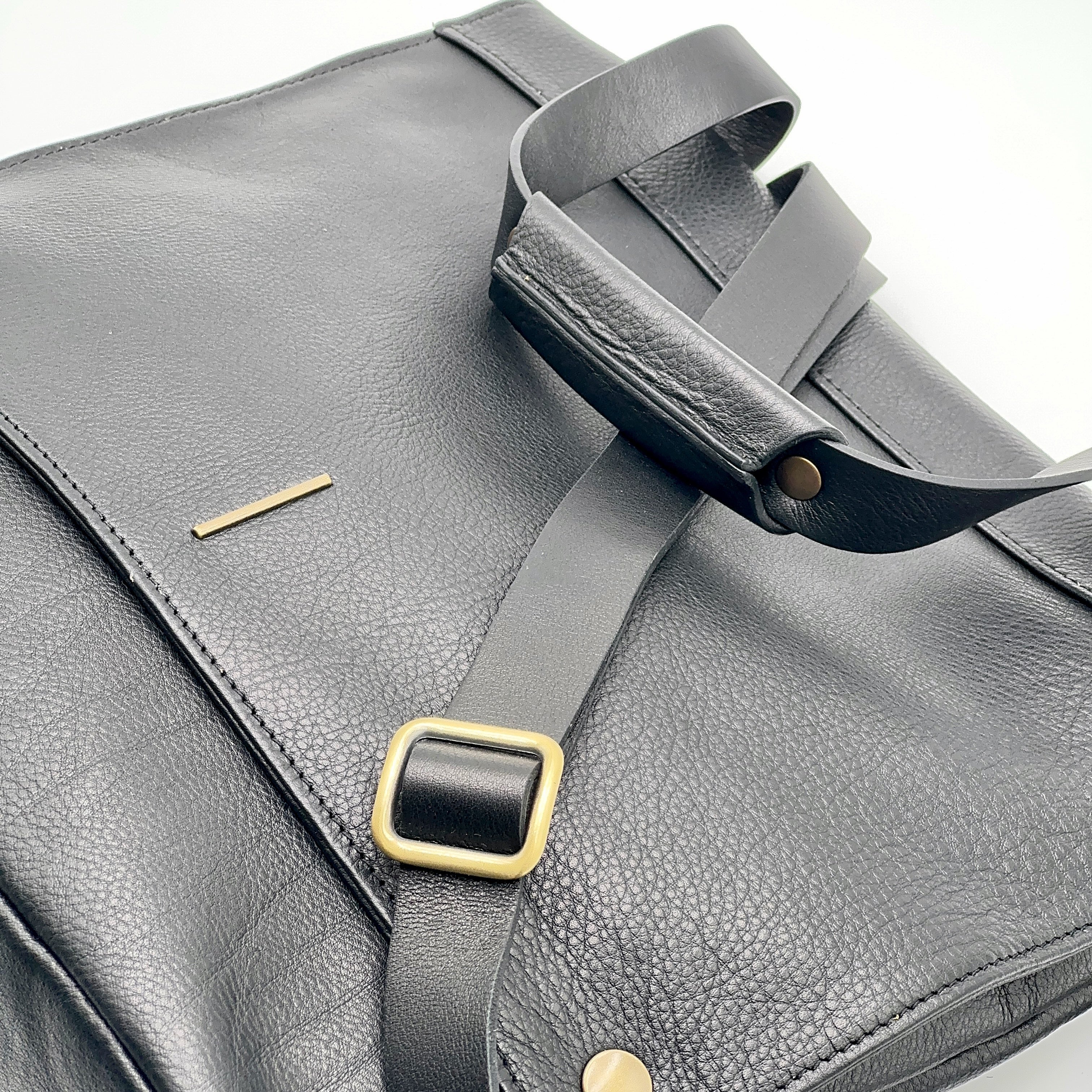 Tara mousse black - black leather shoulder bag