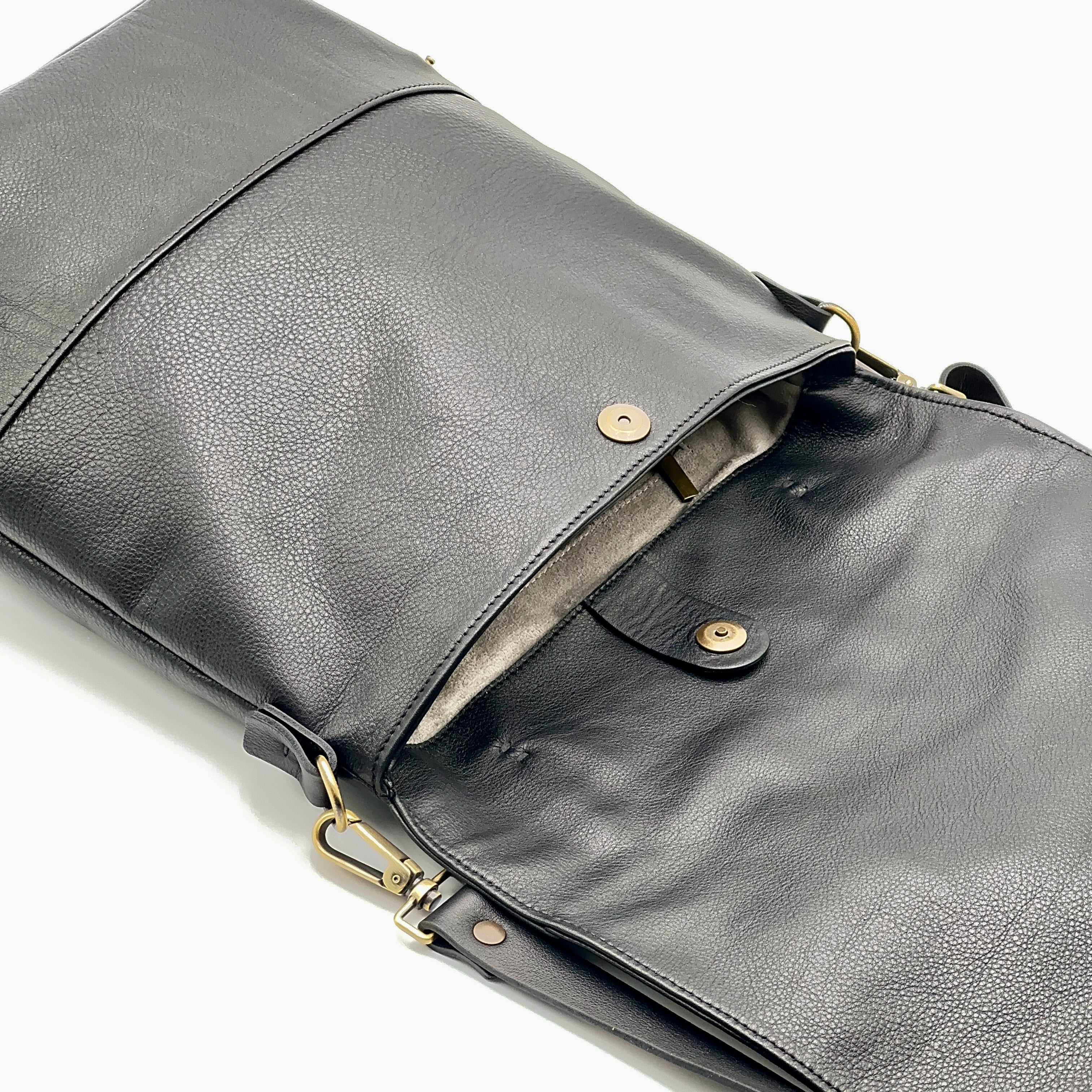 Tara mousse black - black leather shoulder bag