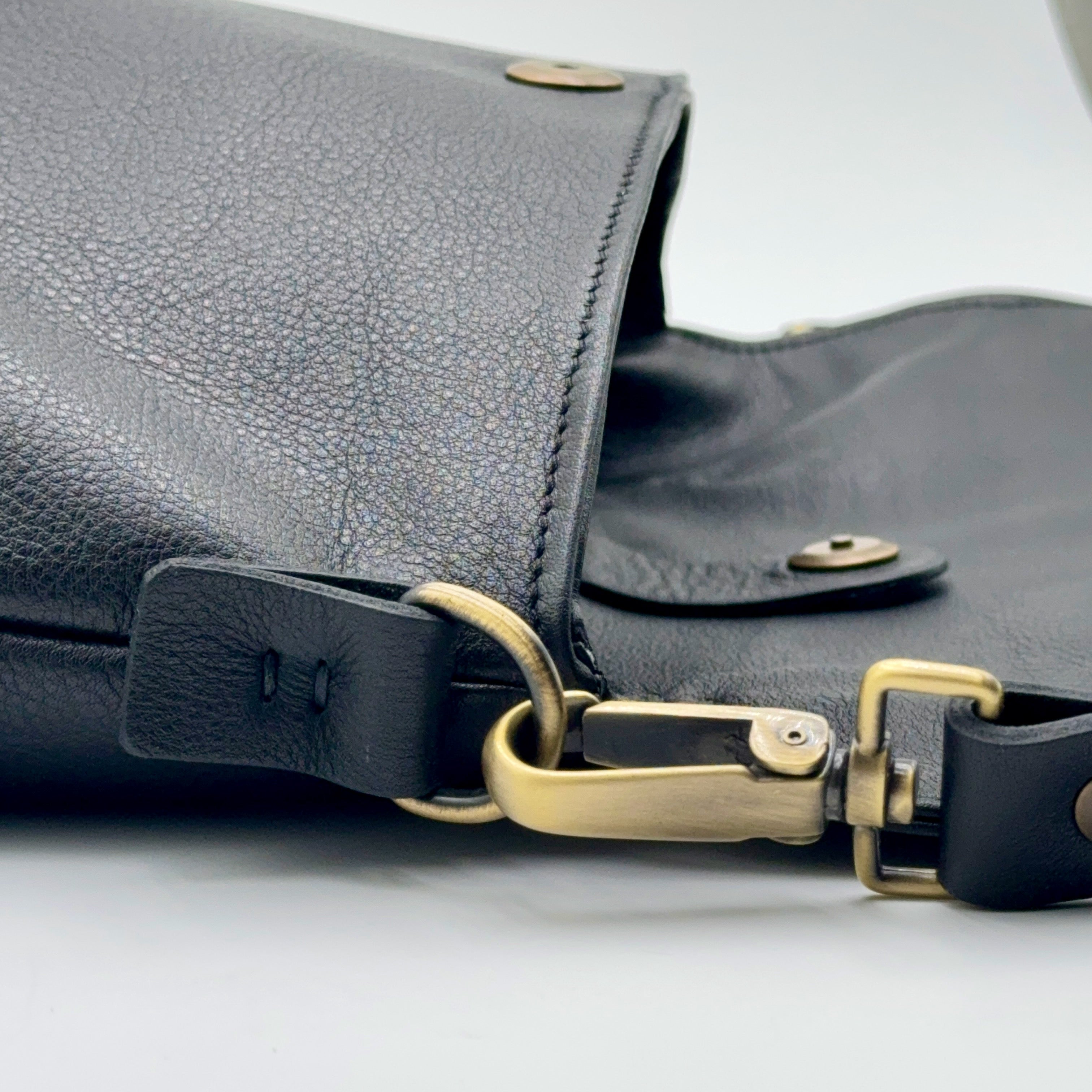 Tara mousse black - black leather shoulder bag