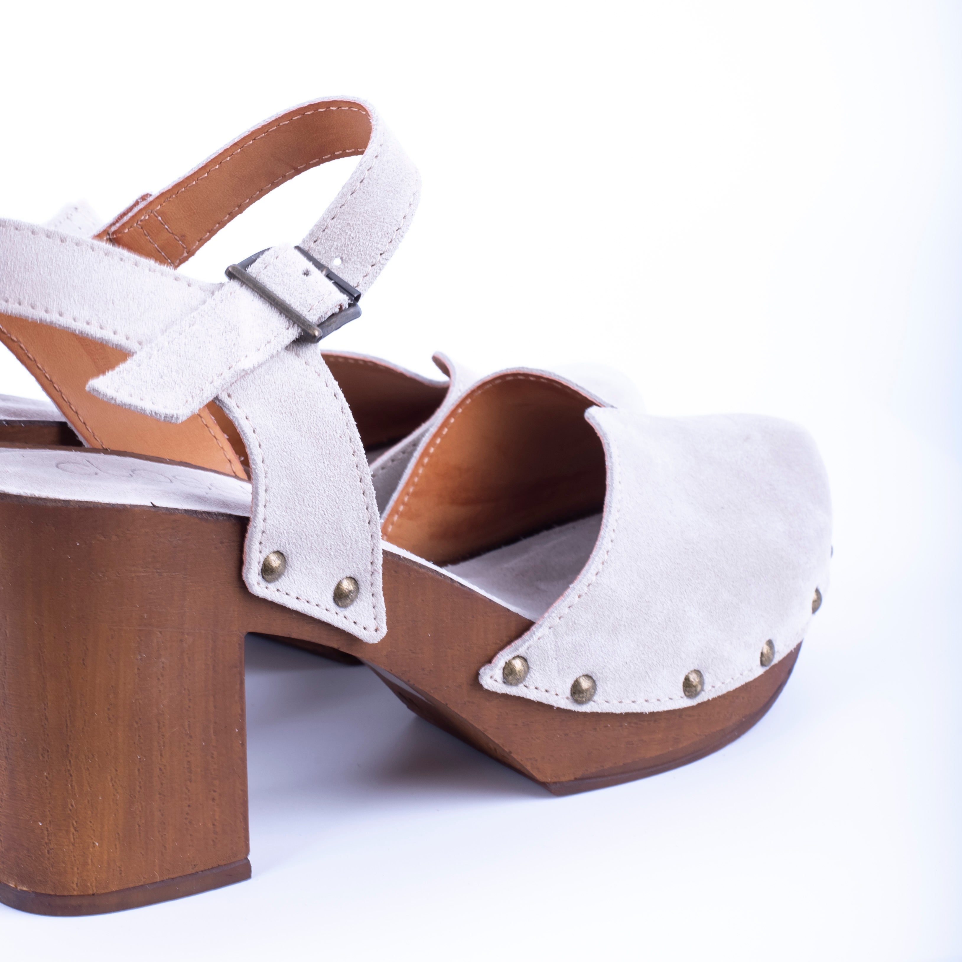 Closet MAR613 - closed clog sandal in white suede