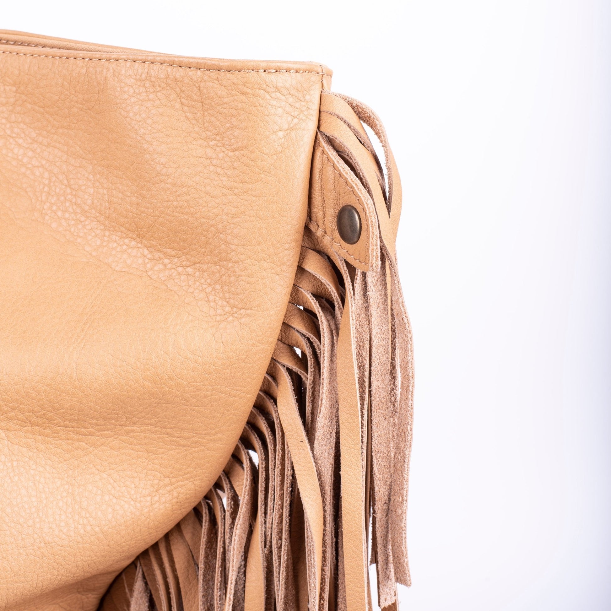 Amy mousse mandorla - borsa a spalla in pelle con frange beige - Marta Ray