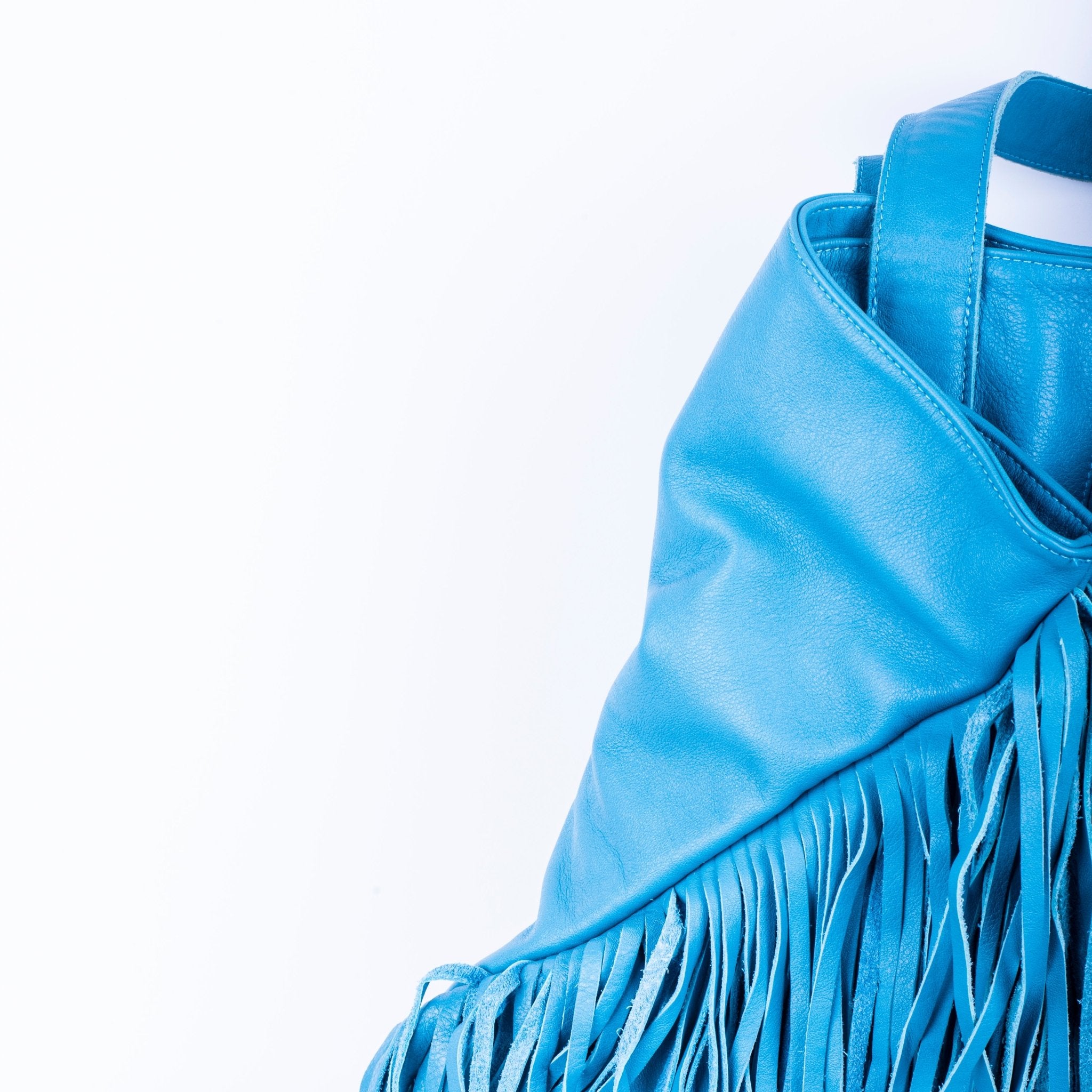 Amy mousse mare - borsa a spalla in pelle con frange celeste - Marta Ray