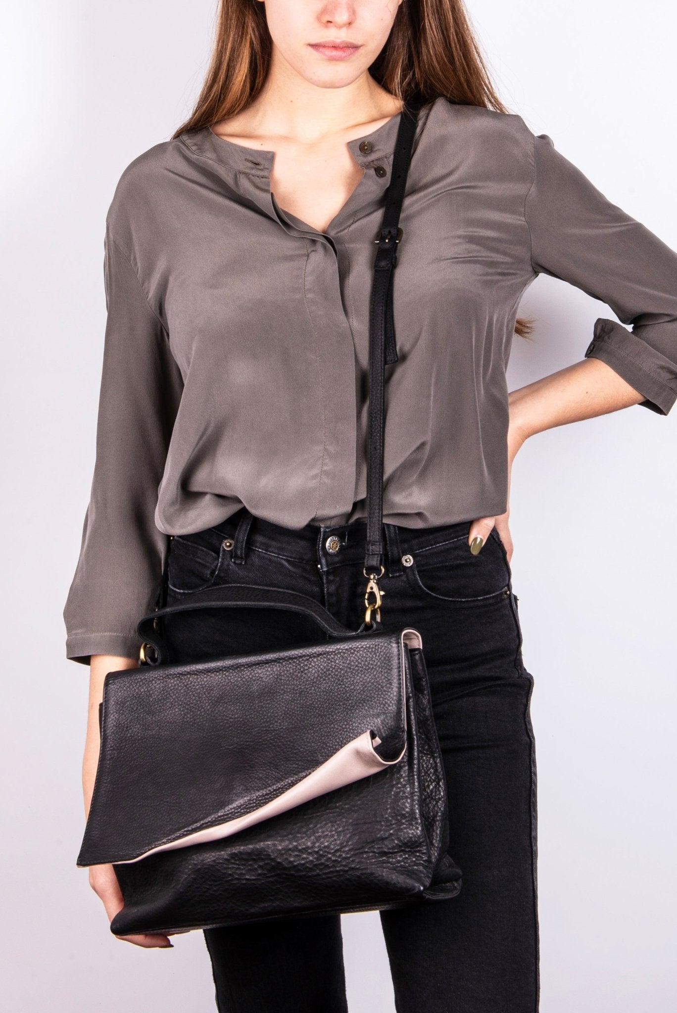 Carla martellata nera+mousse malva - pochette a tracolla in pelle nera - Marta Ray