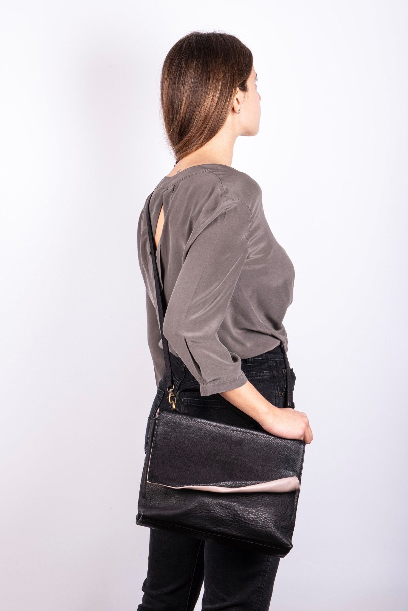 Carla martellata nera+mousse malva - pochette a tracolla in pelle nera - Marta Ray