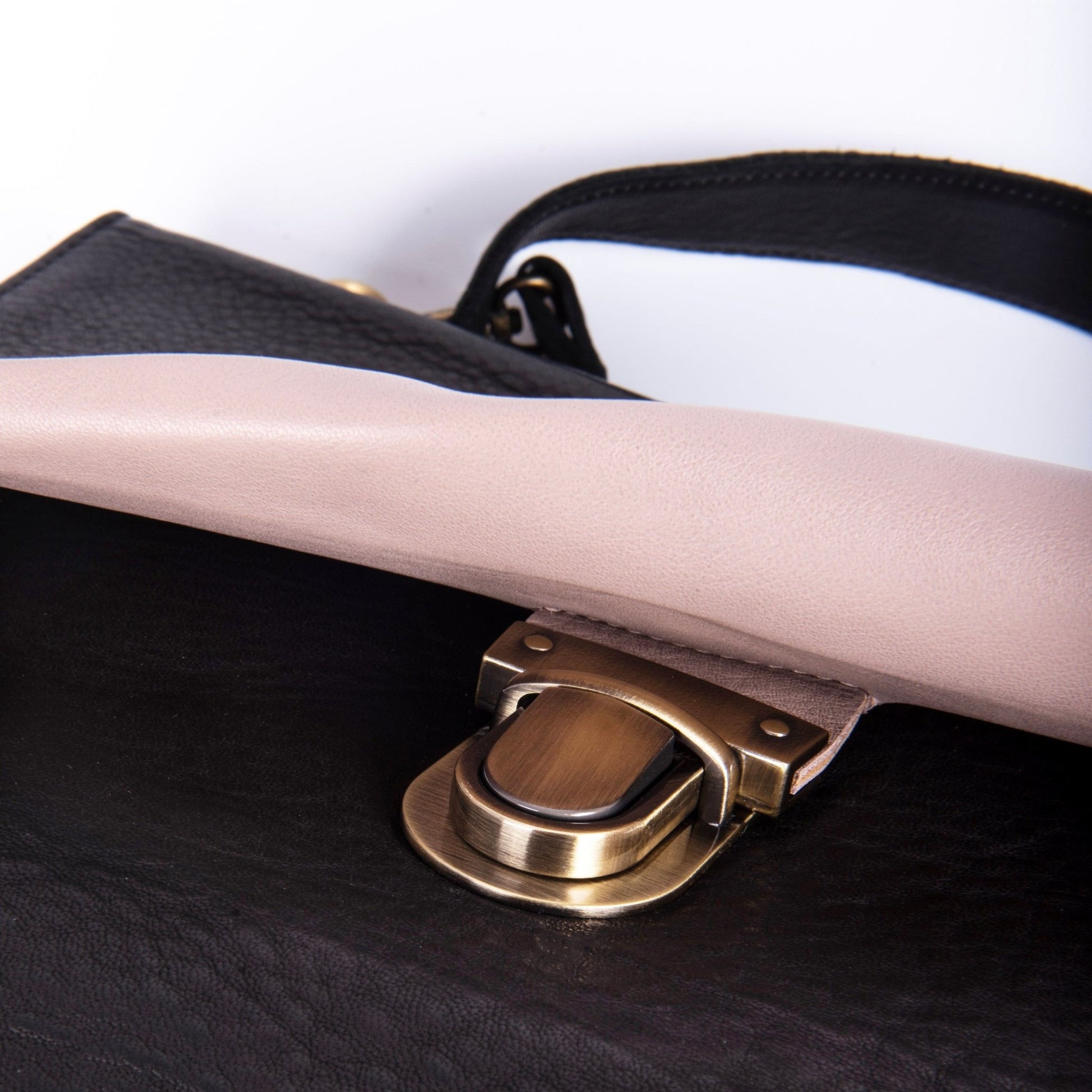Carla martellata nera+mousse malva - pochette a tracolla in pelle nera - Marta Ray
