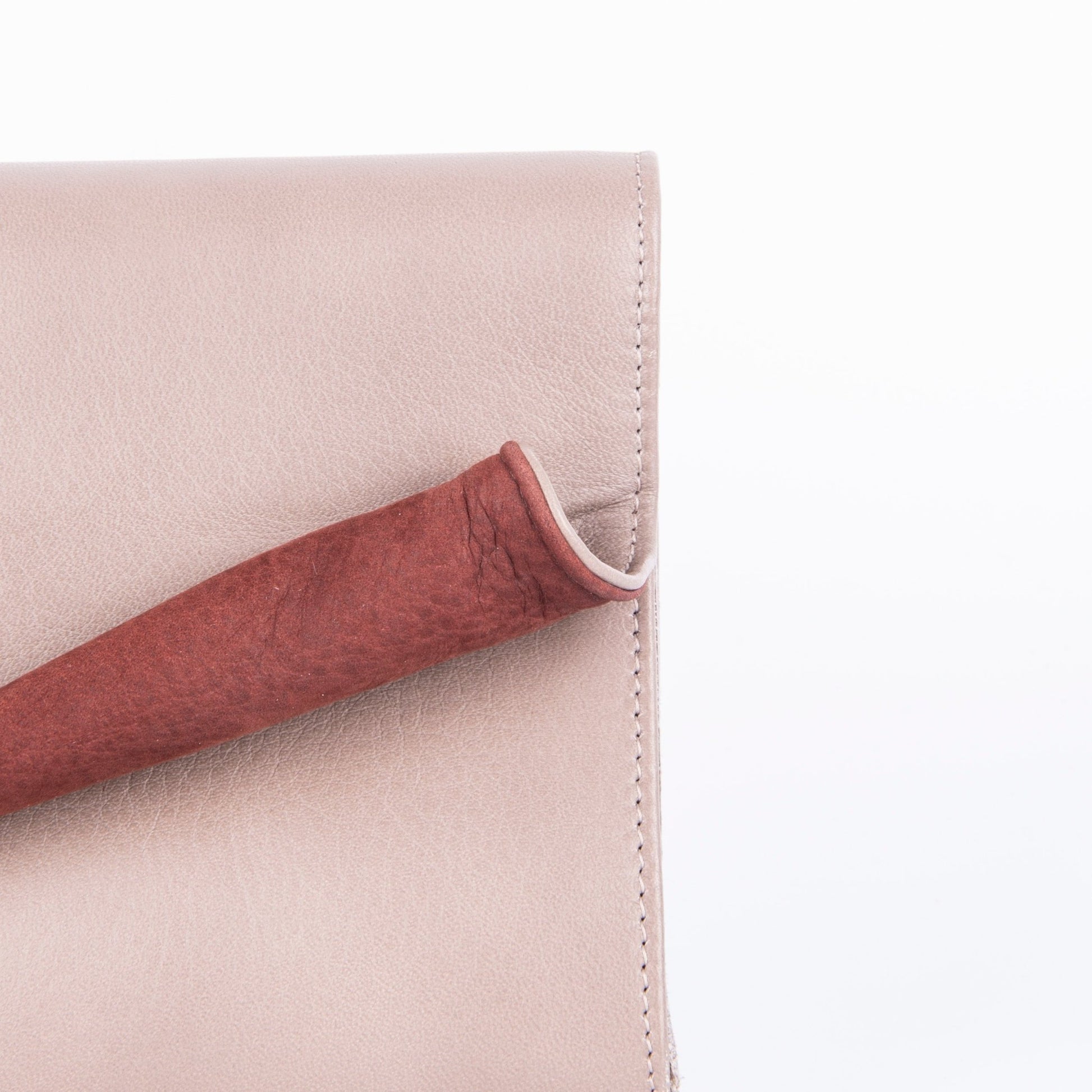 Coraline mousse+long beach malva britanic - pochette rigida a mano in pelle rossa - Marta Ray