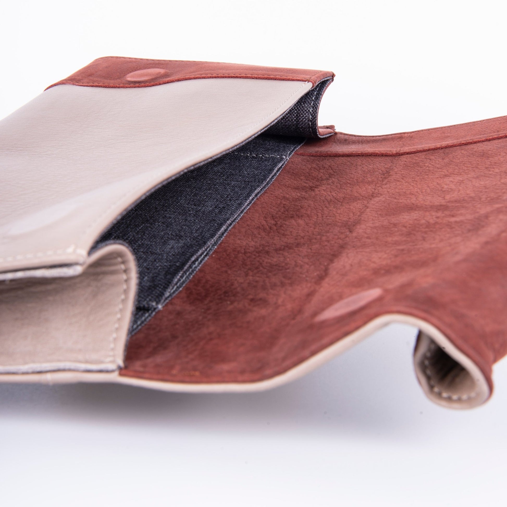 Coraline mousse+long beach malva britanic - pochette rigida a mano in pelle rossa - Marta Ray