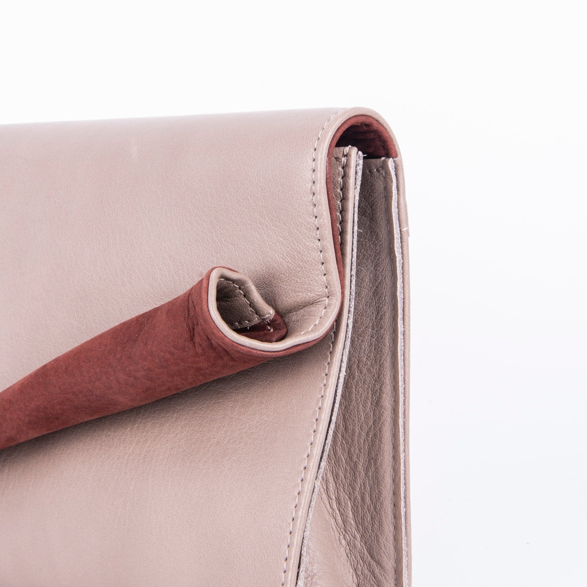 Coraline mousse+long beach malva britanic - pochette rigida a mano in pelle rossa - Marta Ray