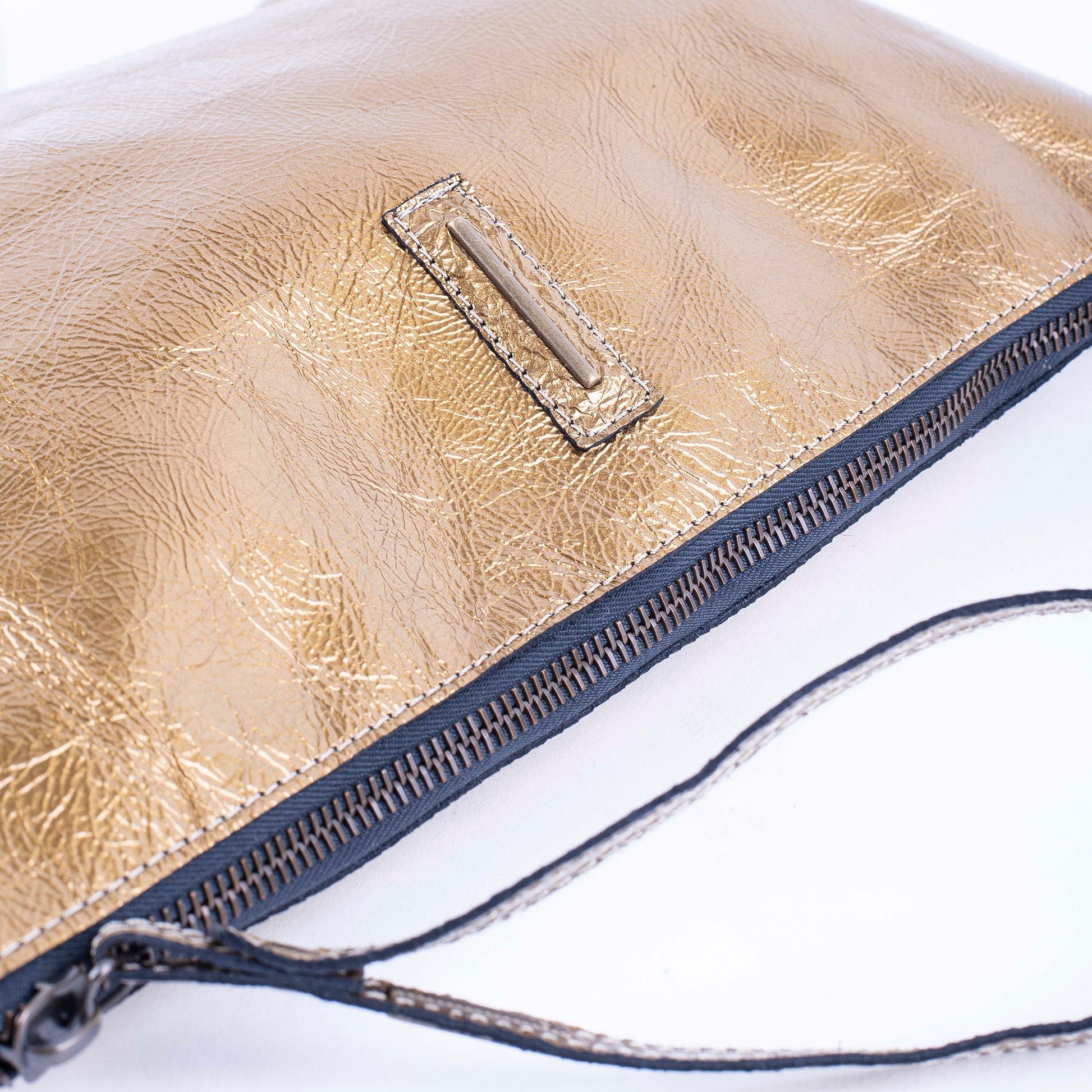 Ester vernice gold dust - piattina a tracolla in pelle dorata - Marta Ray