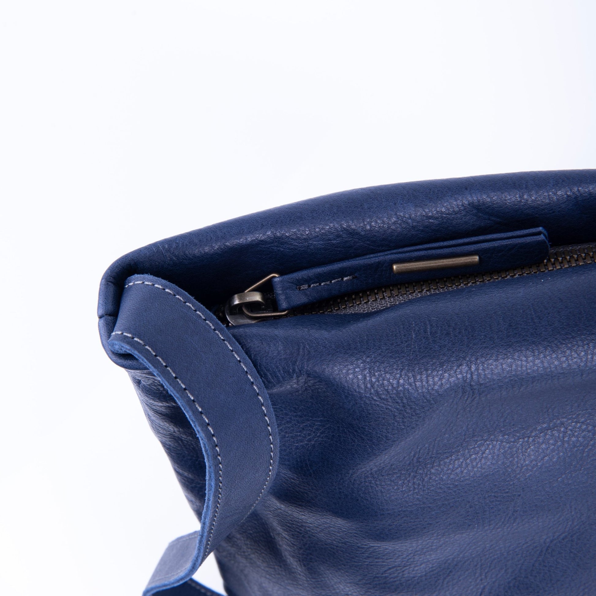 Fleta mousse navy - piattina a tracolla in pelle blu - Marta Ray