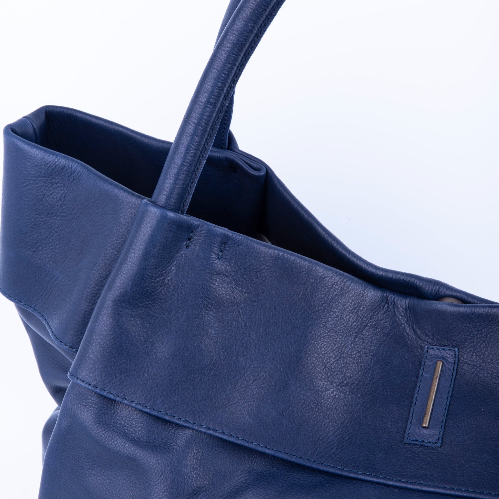 Grace mousse navy - borsa a spalla grande in pelle blu - Marta Ray