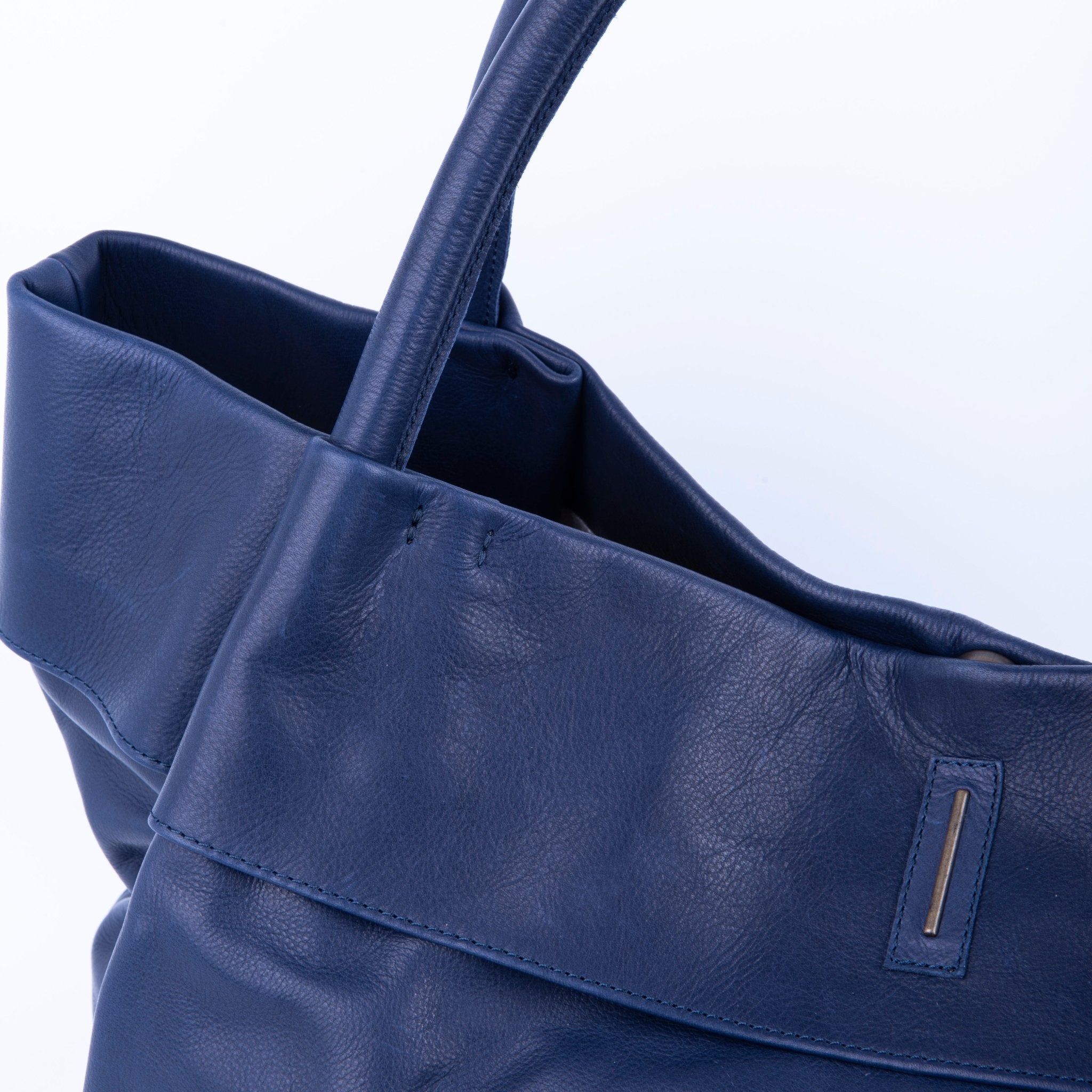 Grace mousse navy - borsa a spalla grande in pelle blu - Marta Ray