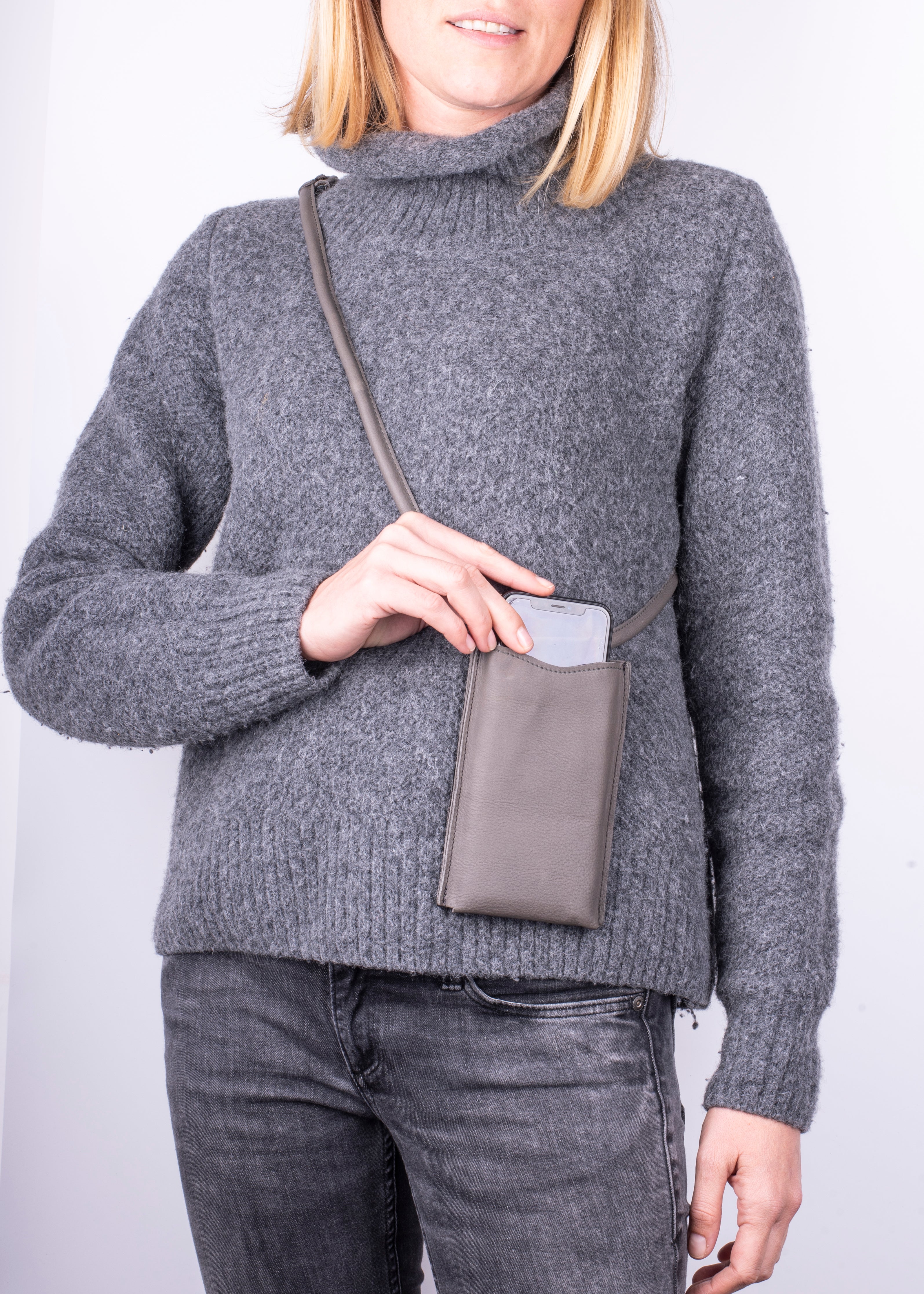 Ilde hammered gray - mobile phone holder in gray hammered leather
