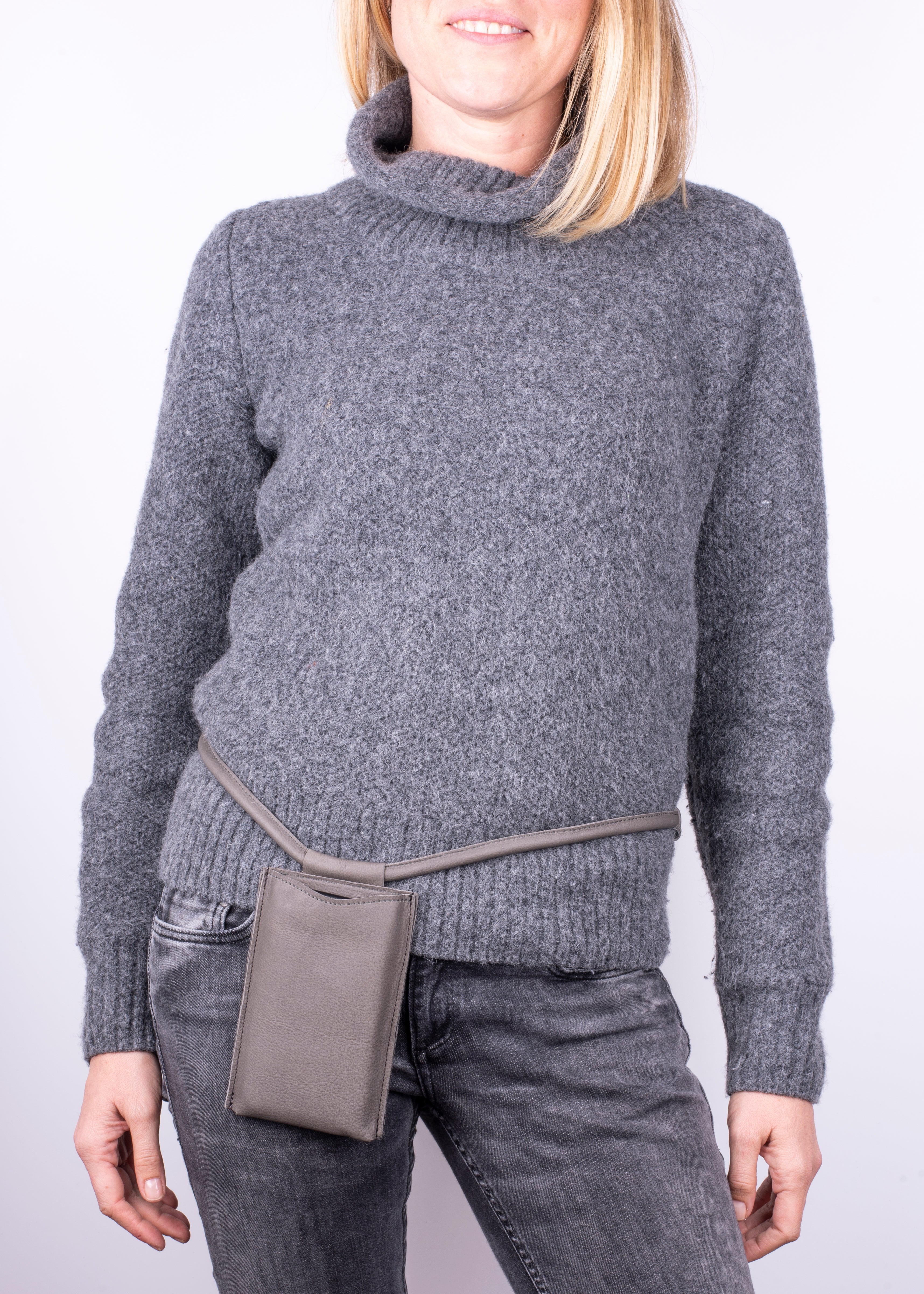 Ilde hammered gray - mobile phone holder in gray hammered leather