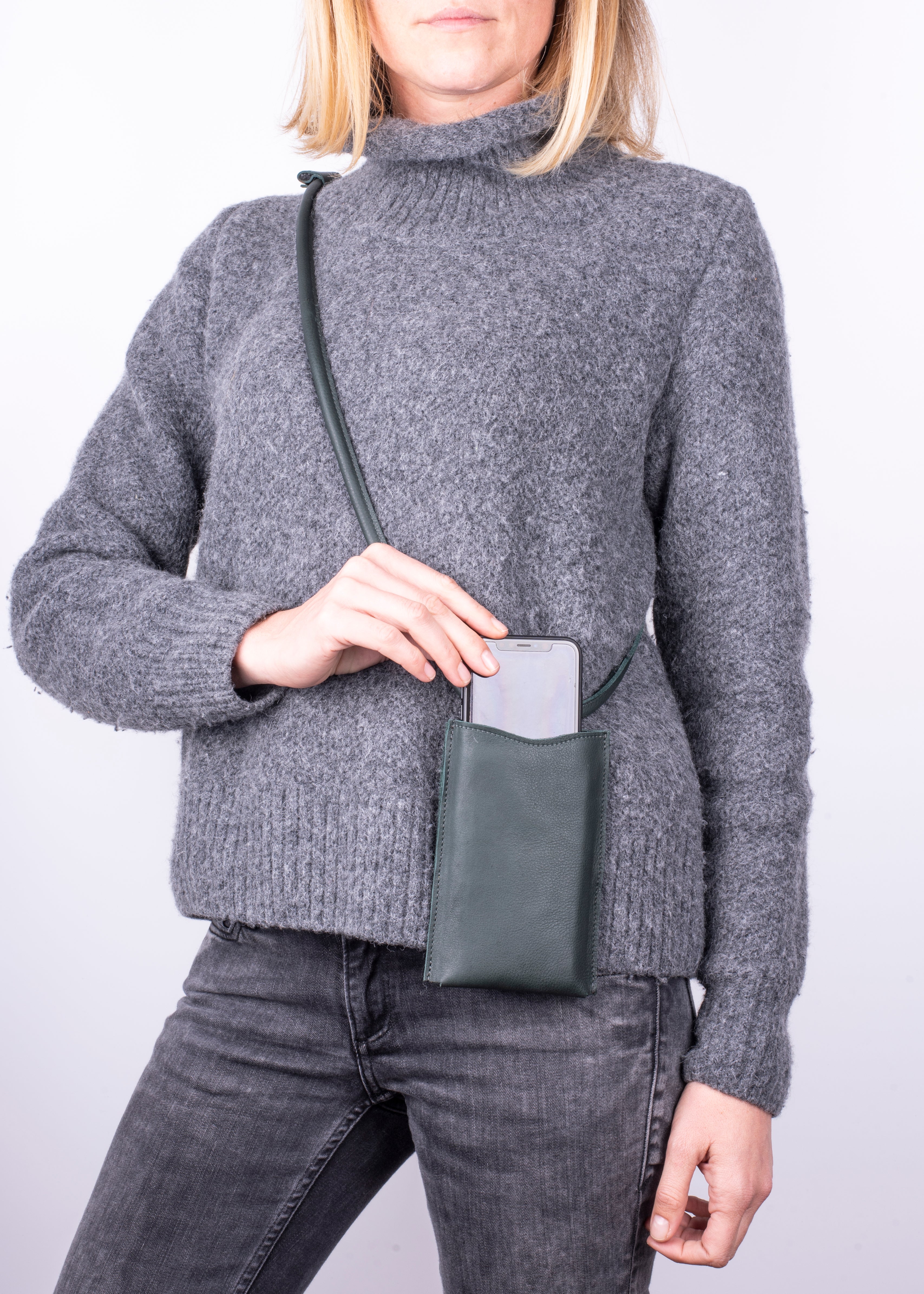 Ilde hammered green - green hammered leather mobile phone holder