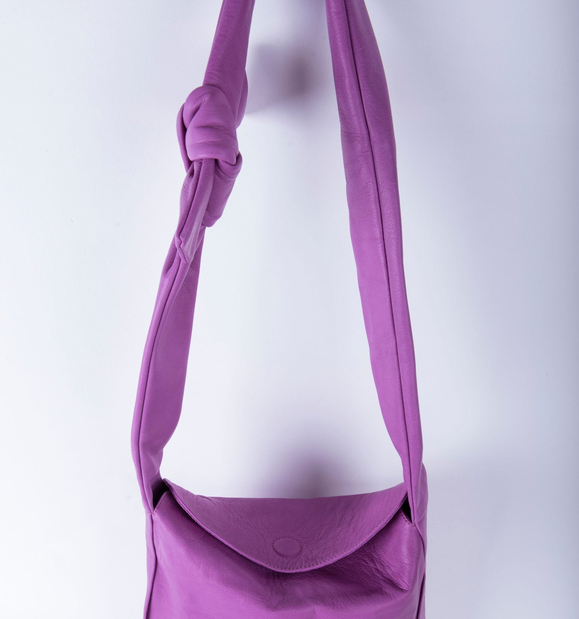 Kaori mousse bouganville - borsa a spalla media in pelle con nodo viola - Marta Ray