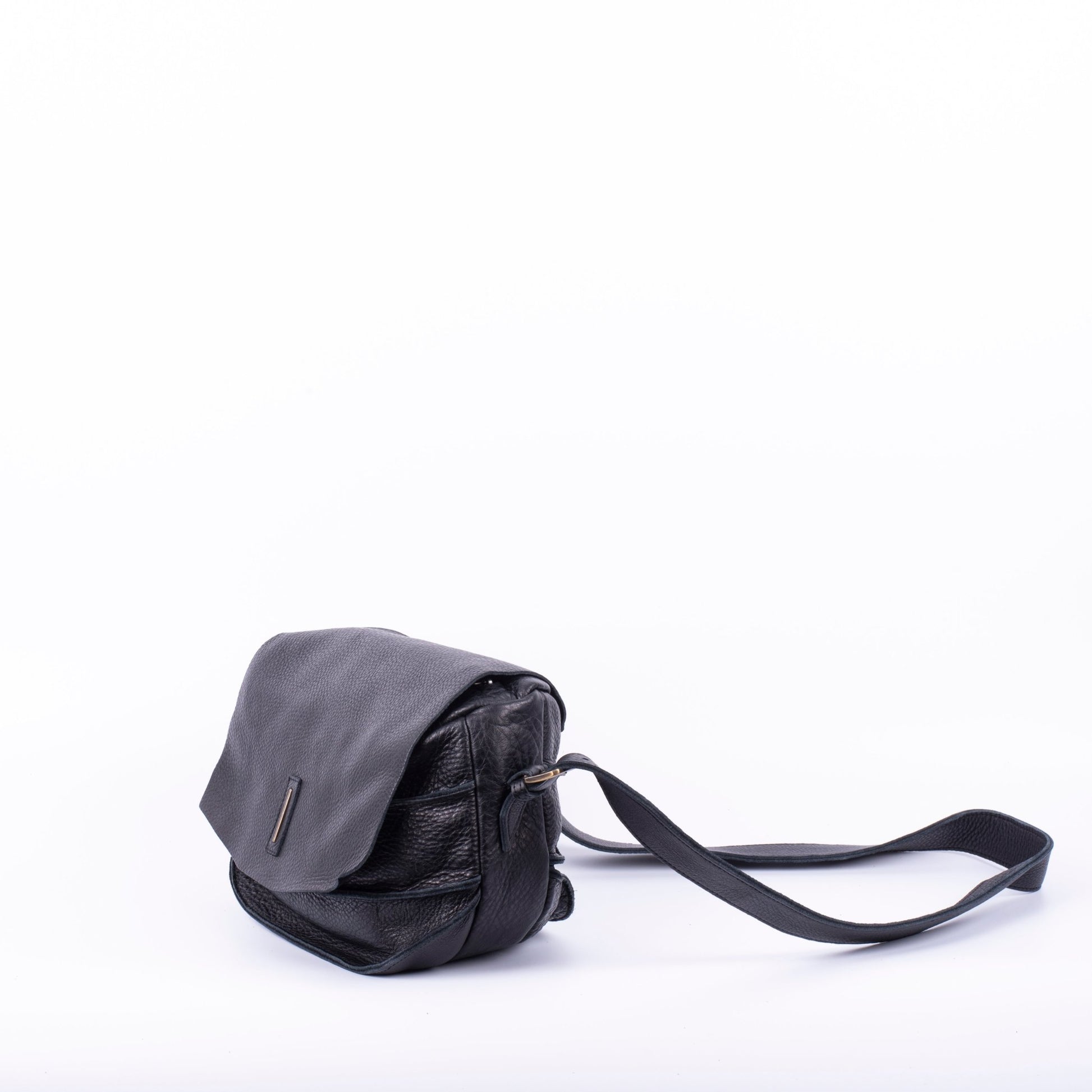 Liv bull nero - patta a tracolla in pelle nera con zip - Marta Ray