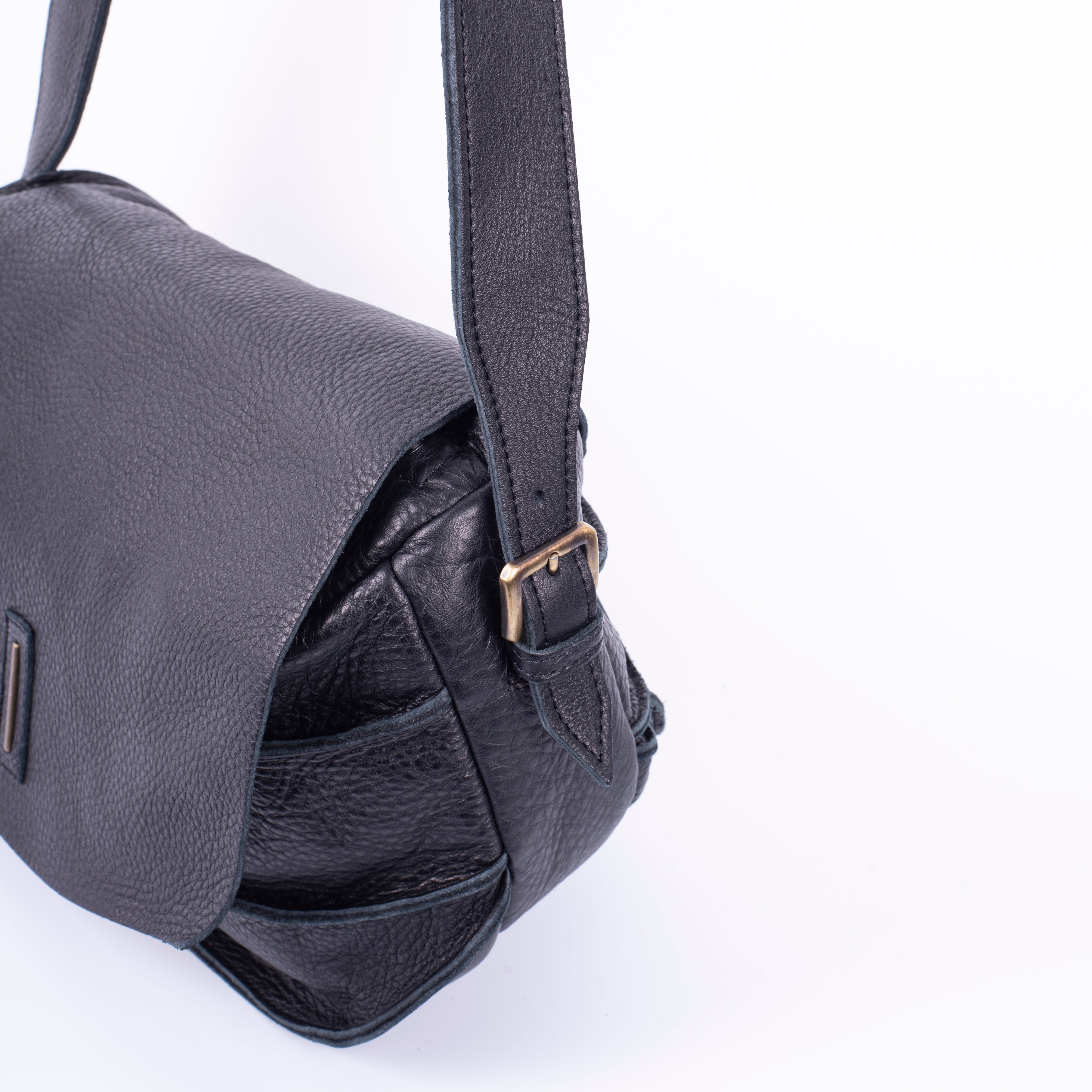 Liv bull black - black leather shoulder flap with zip