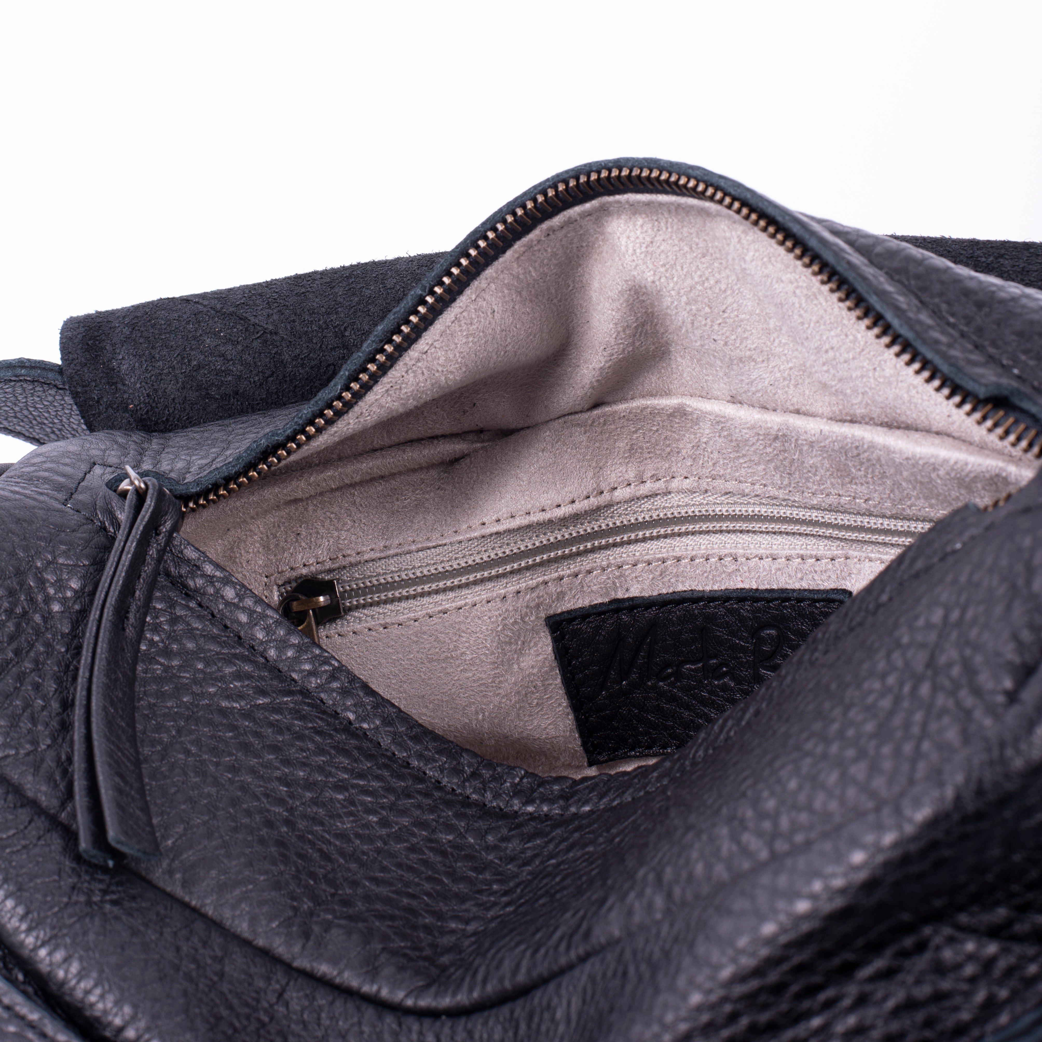 Liv bull black - black leather shoulder flap with zip