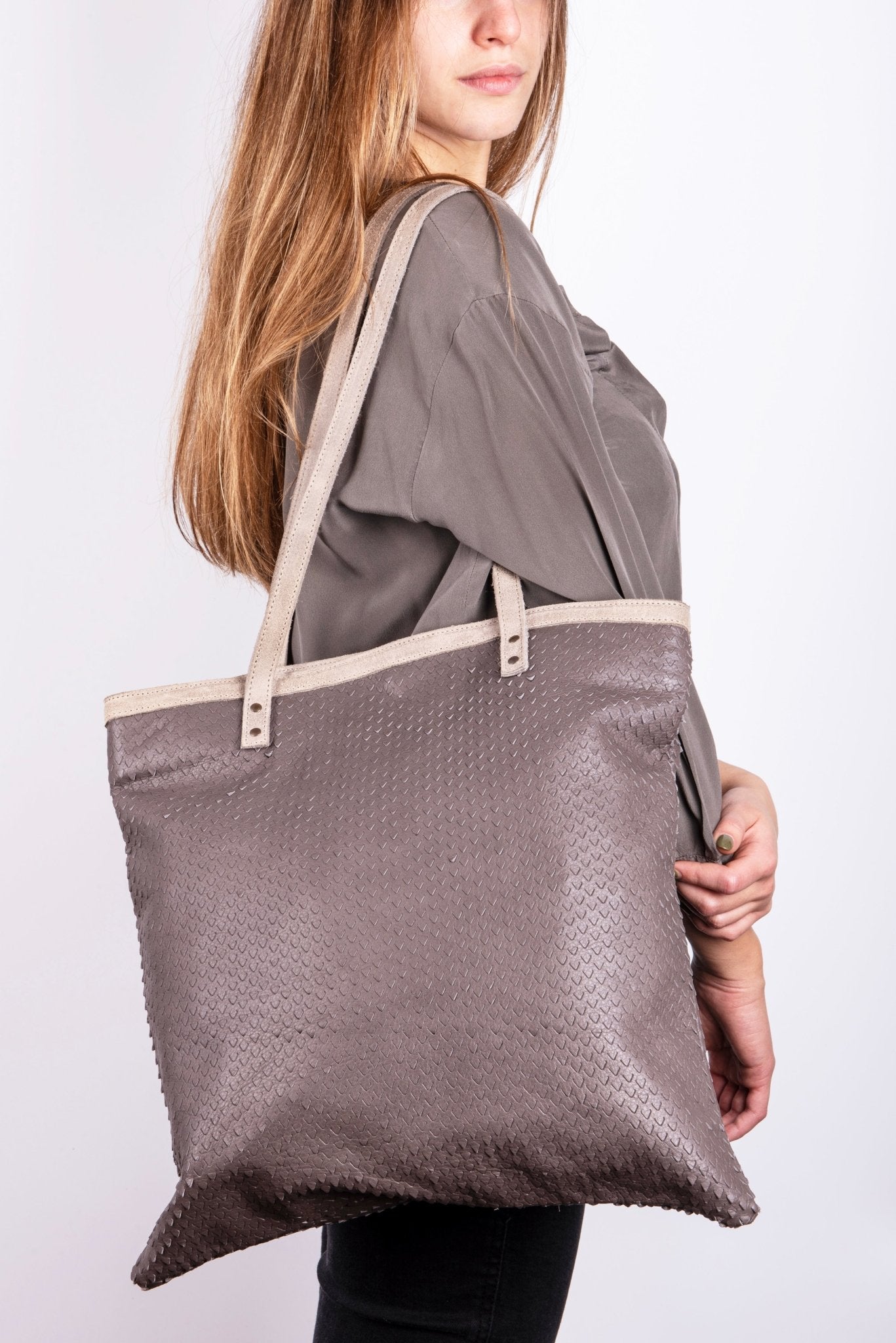 Monya mousse traforato squametta grigia - borsa shopping in pelle traforata grigia - Marta Ray